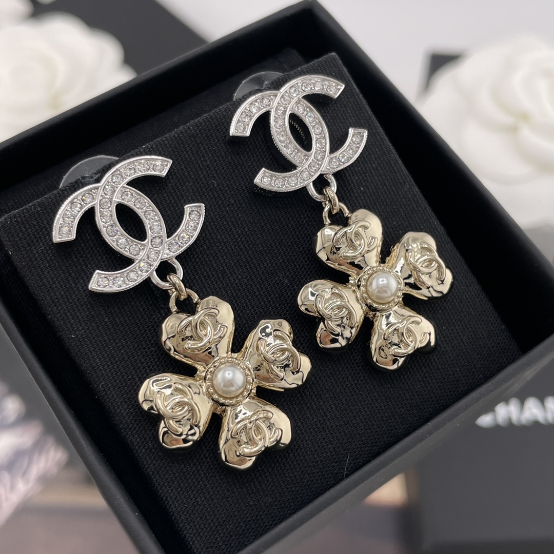 CHANEL Женские серьги с четырёхлистным клевером CHANEL Женские серьги с четырёхлистным клевером