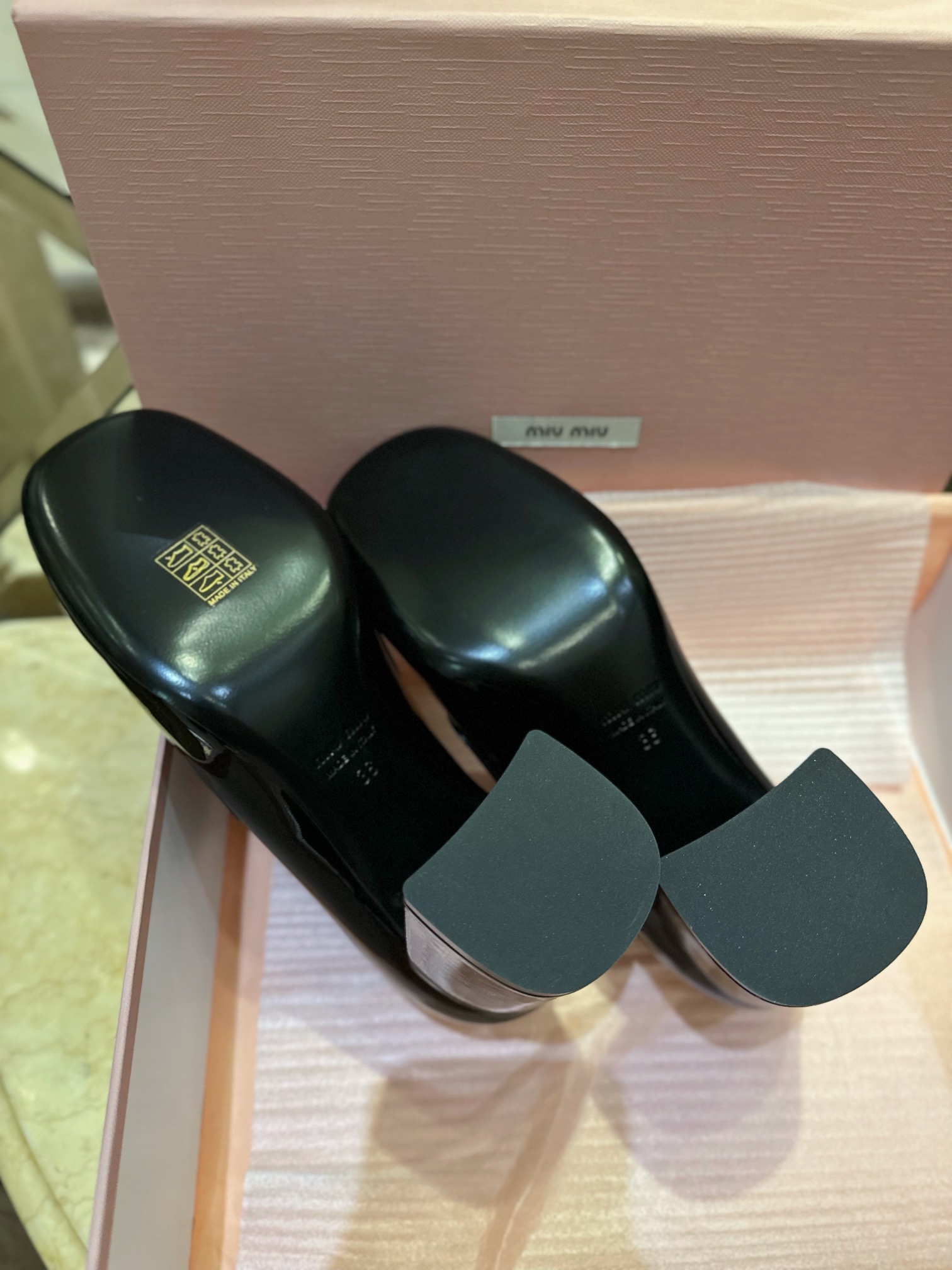 MIU MIU Женские лакированные туфли в стиле лофт MIU MIU Женские лакированные туфли в стиле лофт