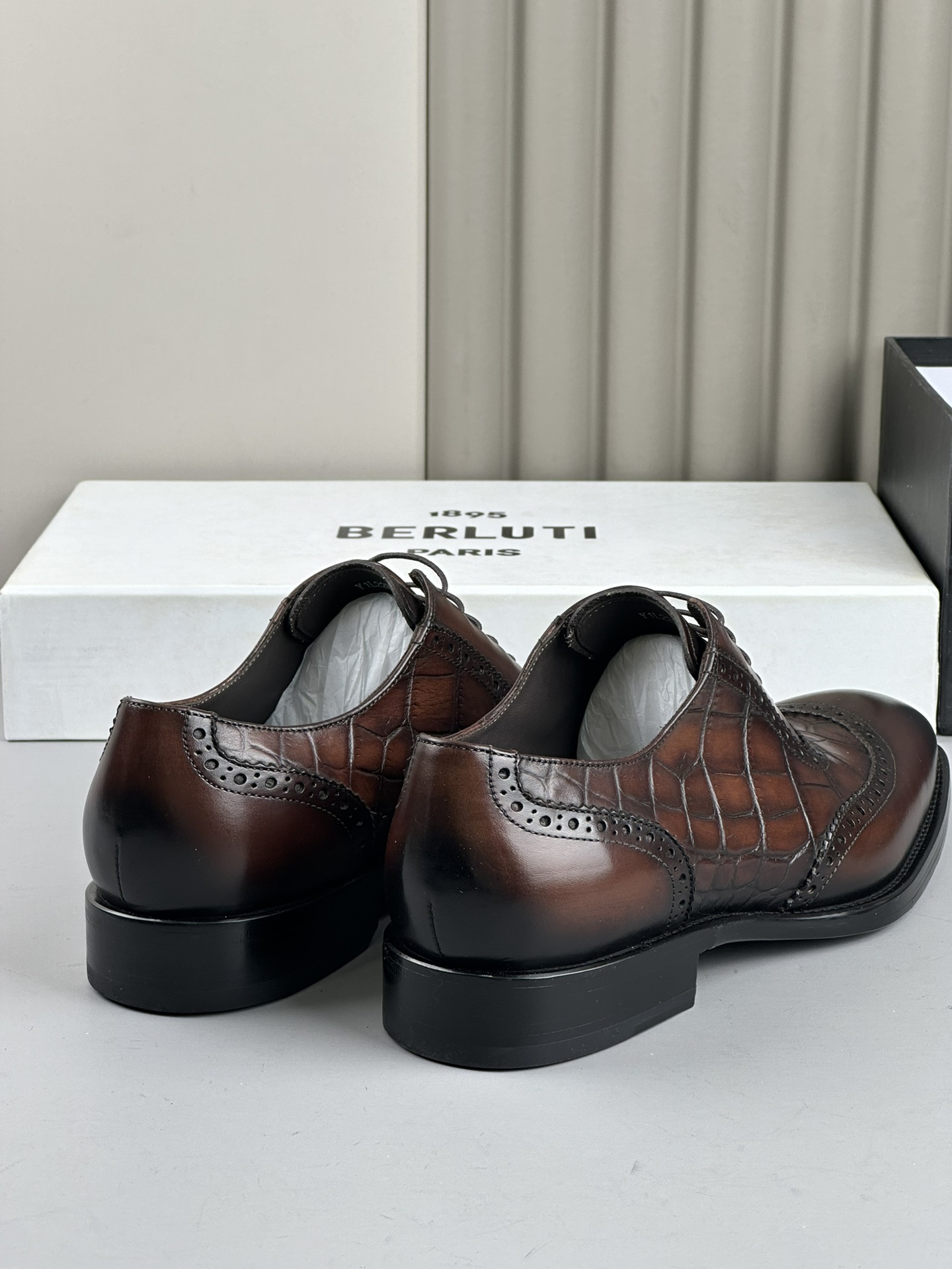 BERLUTI Мужские туфли из коровьей кожи с ручной окраской BERLUTI Мужские туфли из коровьей кожи с ручной окраской