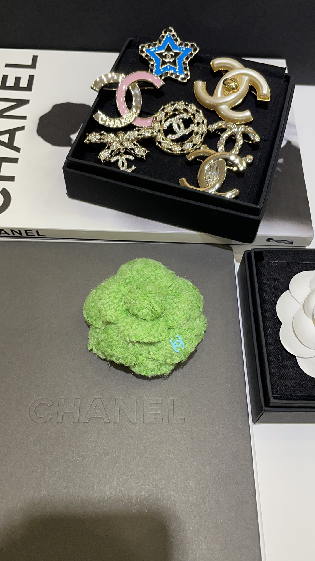 CHANEL Женская брошь Камелия CHANEL Женская брошь Камелия