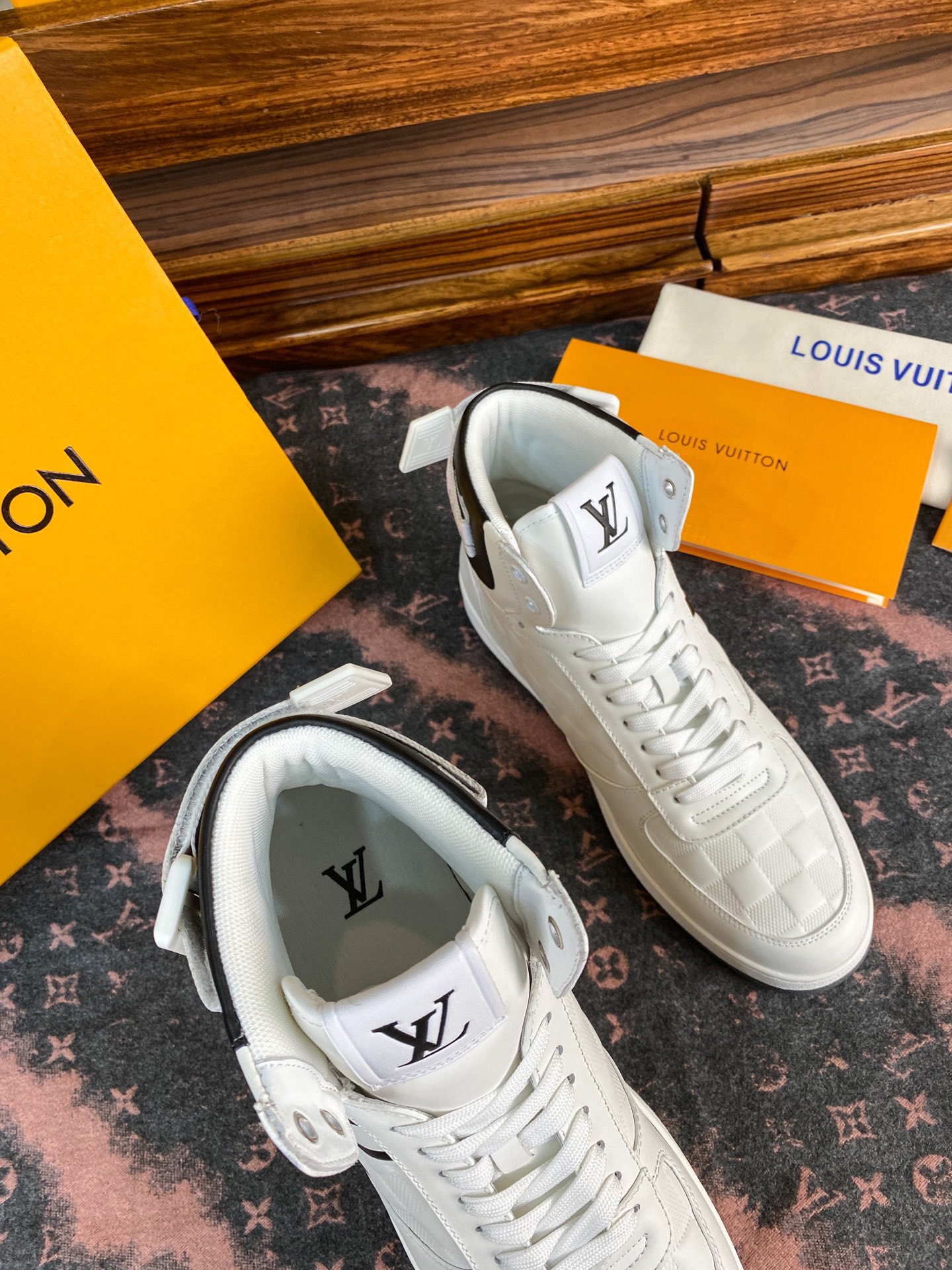 LOUIS VUITTON Женские кроссовки LOUIS VUITTON Женские кроссовки