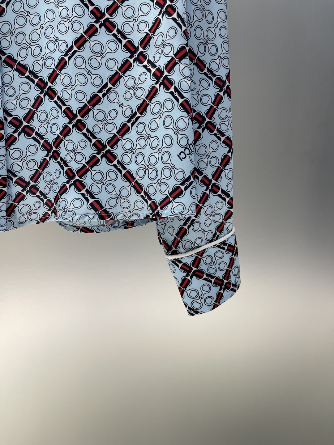 GUCCI Женская рубашка с монограммой GUCCI Женская рубашка с монограммой