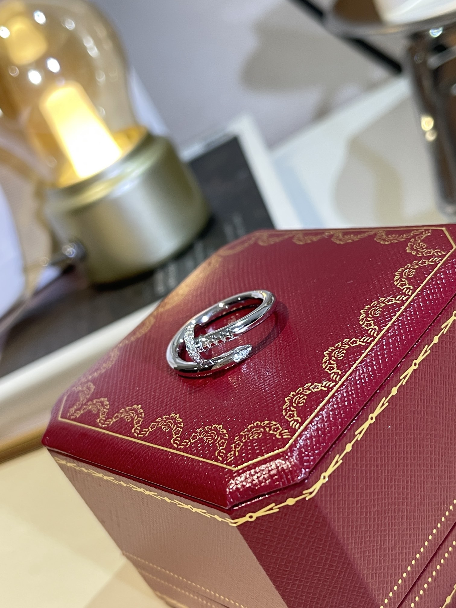 CARTIER Кольцо Juste un Clou белое золото и бриллианты CARTIER Кольцо Juste un Clou белое золото и бриллианты