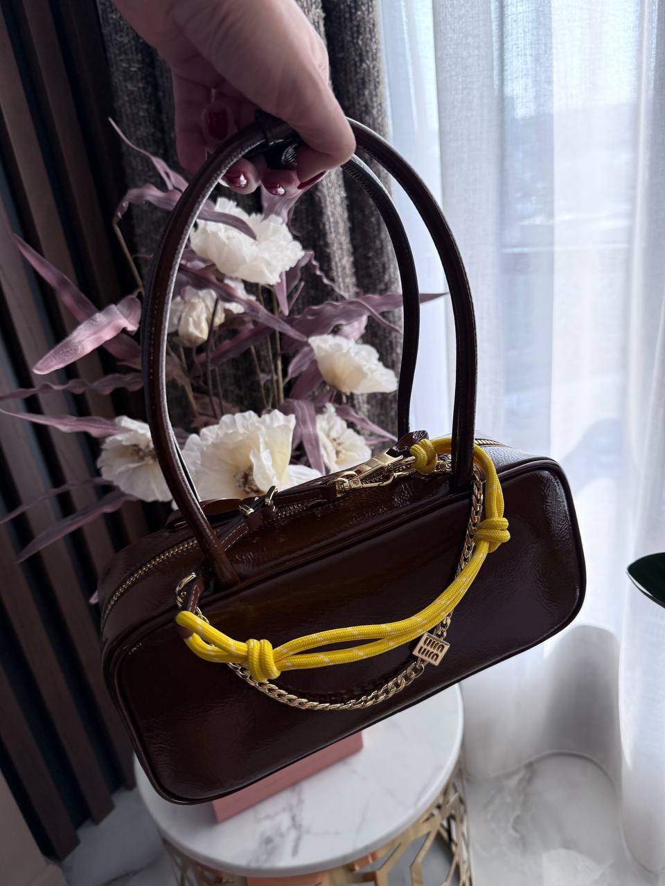 MIU MIU Женский брелок на сумку с двухцветным шнурком MIU MIU Женский брелок на сумку с двухцветным шнурком