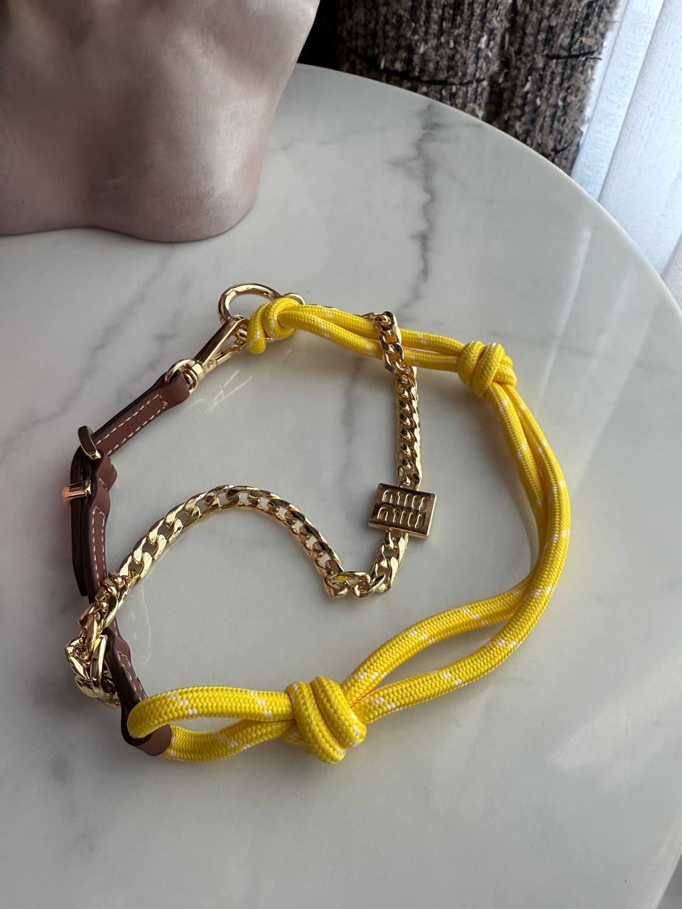 MIU MIU Женский брелок на сумку с двухцветным шнурком MIU MIU Женский брелок на сумку с двухцветным шнурком