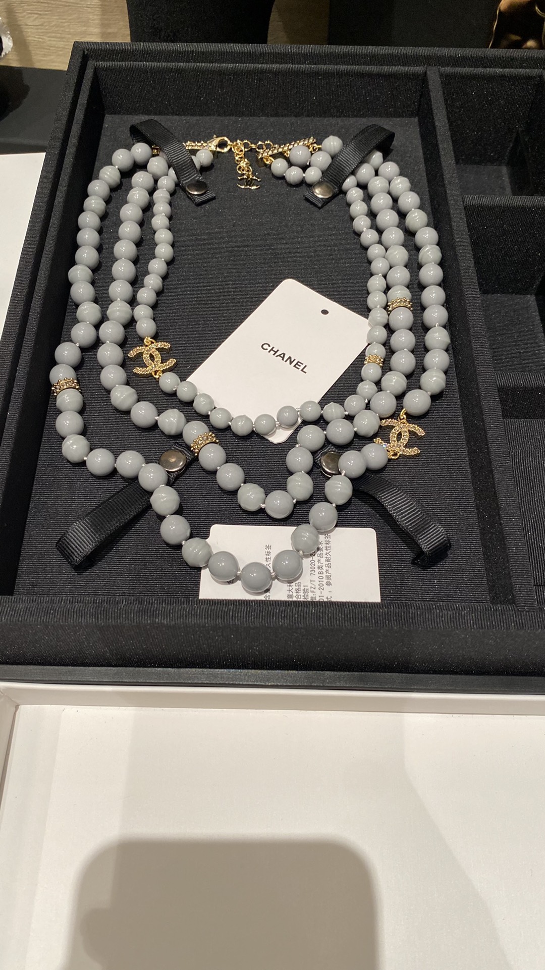 CHANEL Женское дымчатое колье CHANEL Женское дымчатое колье