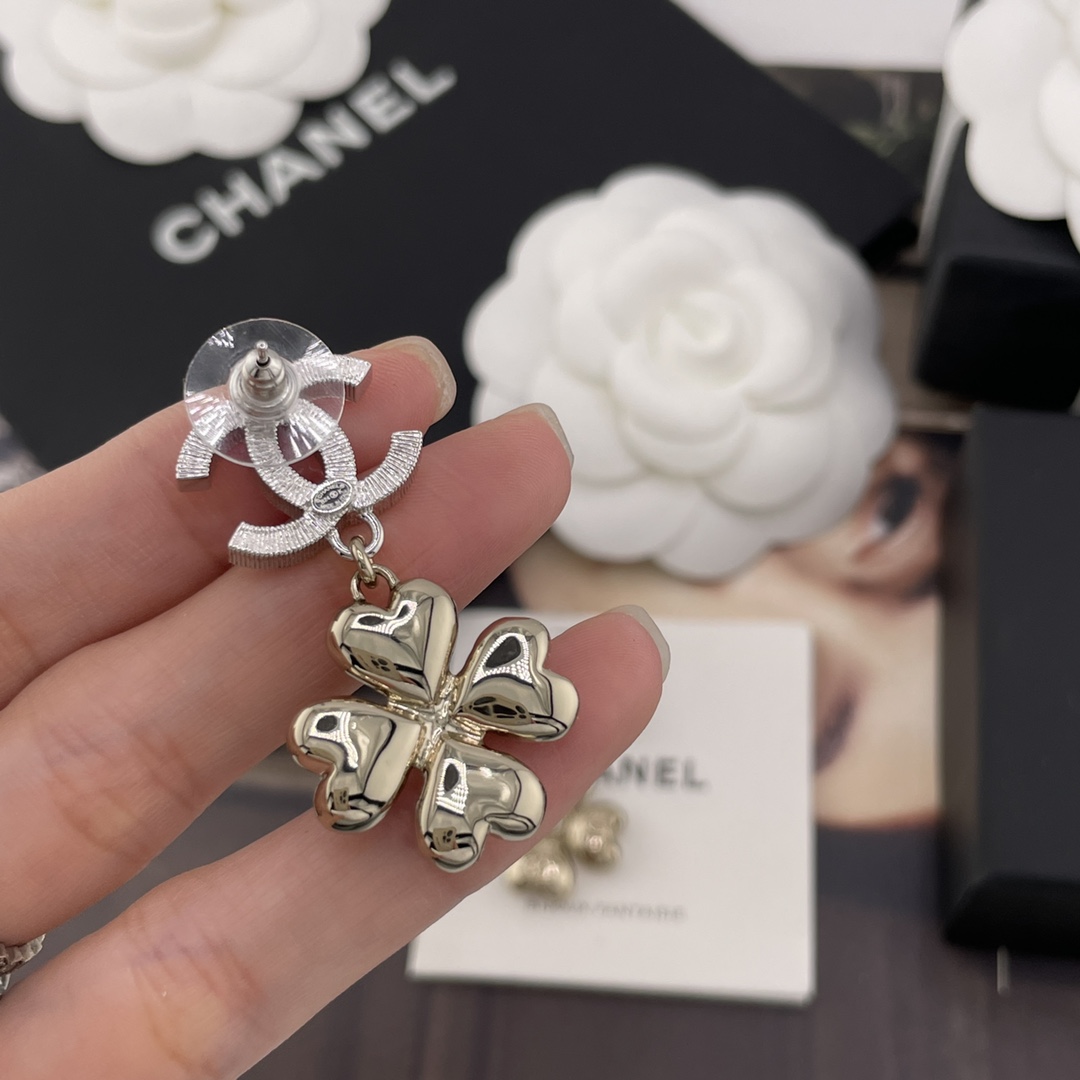 CHANEL Женские серьги с четырёхлистным клевером CHANEL Женские серьги с четырёхлистным клевером