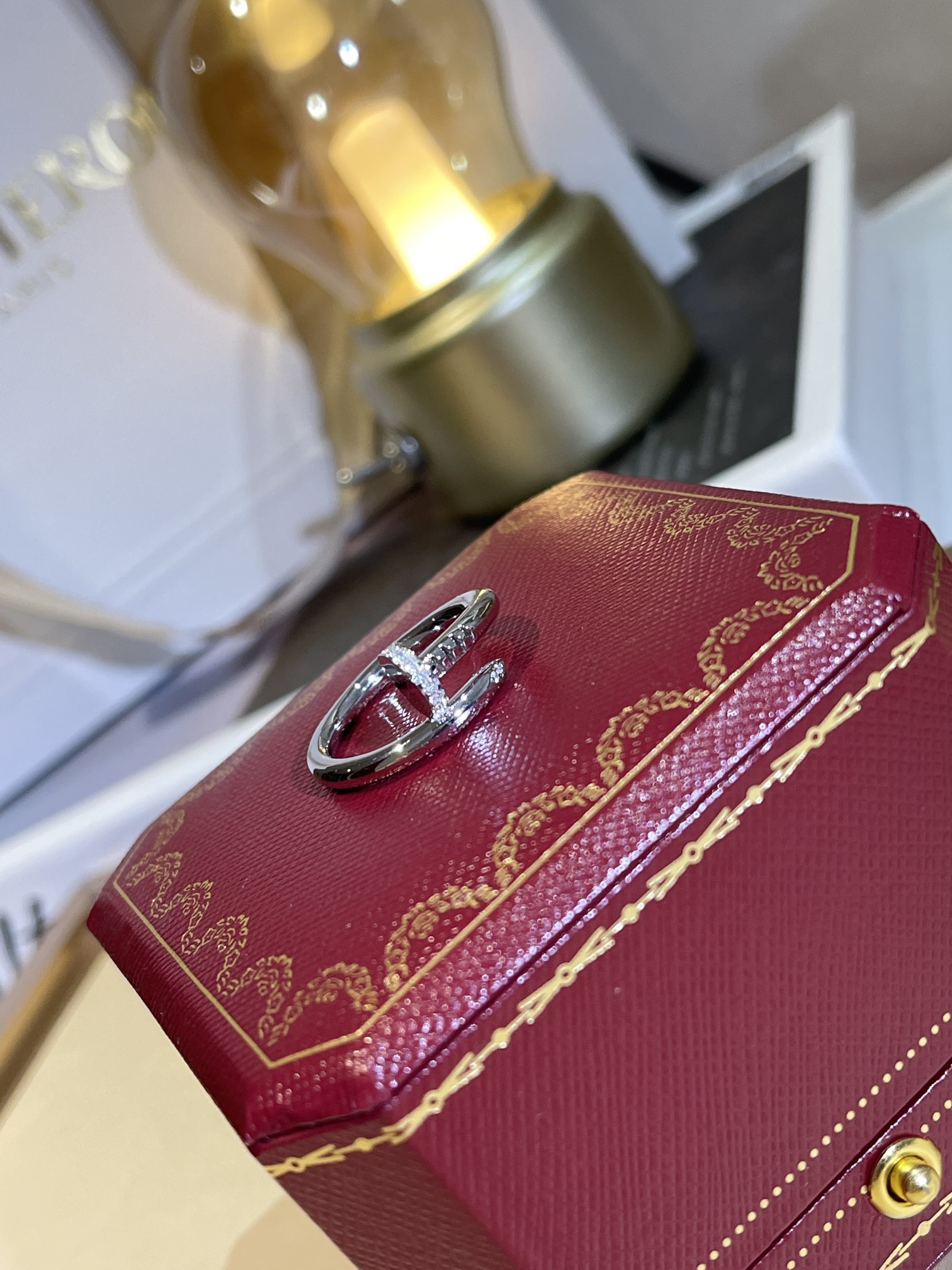 CARTIER Кольцо Juste un Clou белое золото и бриллианты CARTIER Кольцо Juste un Clou белое золото и бриллианты