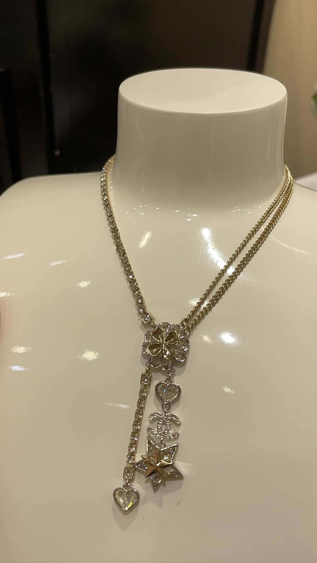 CHANEL Женское колье из латуни CHANEL Женское колье из латуни