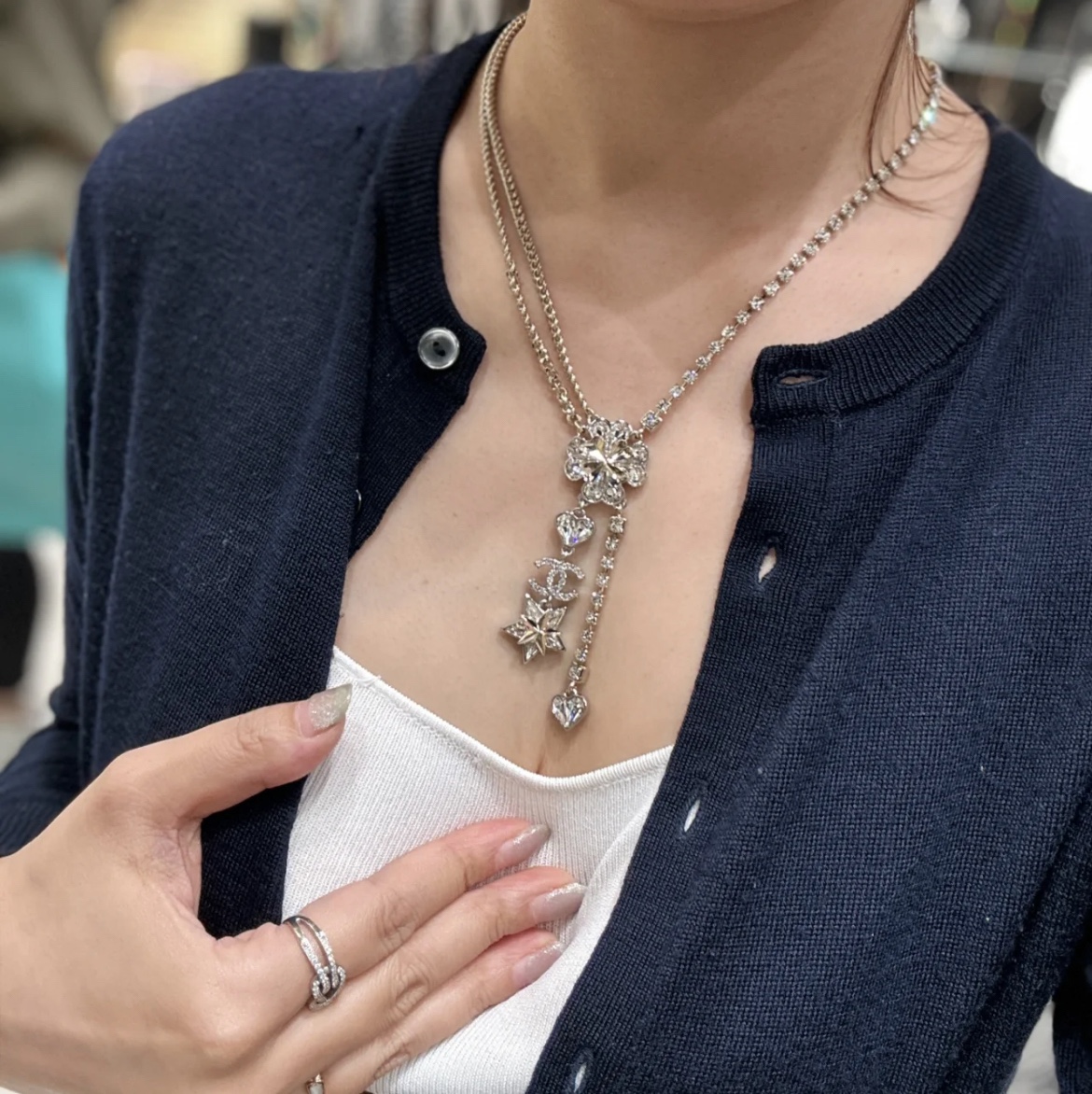 CHANEL Женское колье из латуни CHANEL Женское колье из латуни