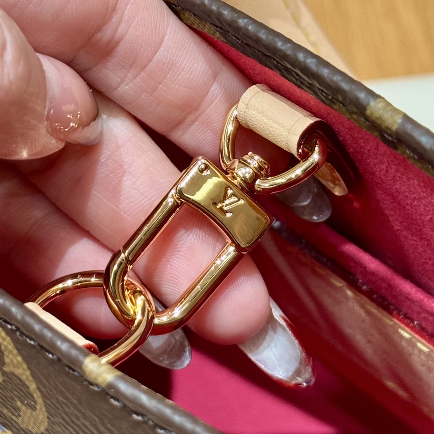 LOUIS VUITTON Женская сумка On The Go BB LOUIS VUITTON Женская сумка On The Go BB