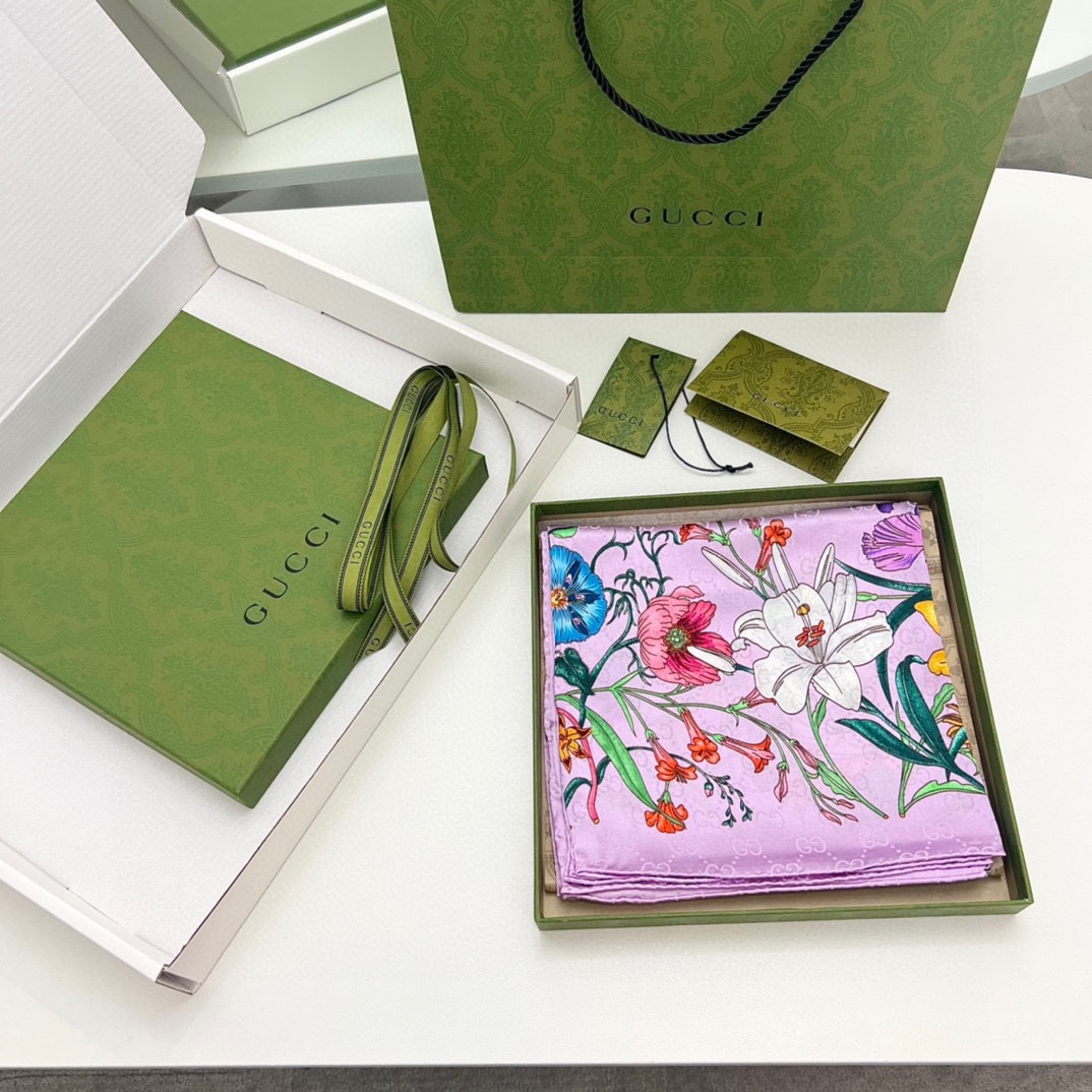 GUCCI Женский платок из шелка с цветочным принтом GUCCI Женский платок из шелка с цветочным принтом