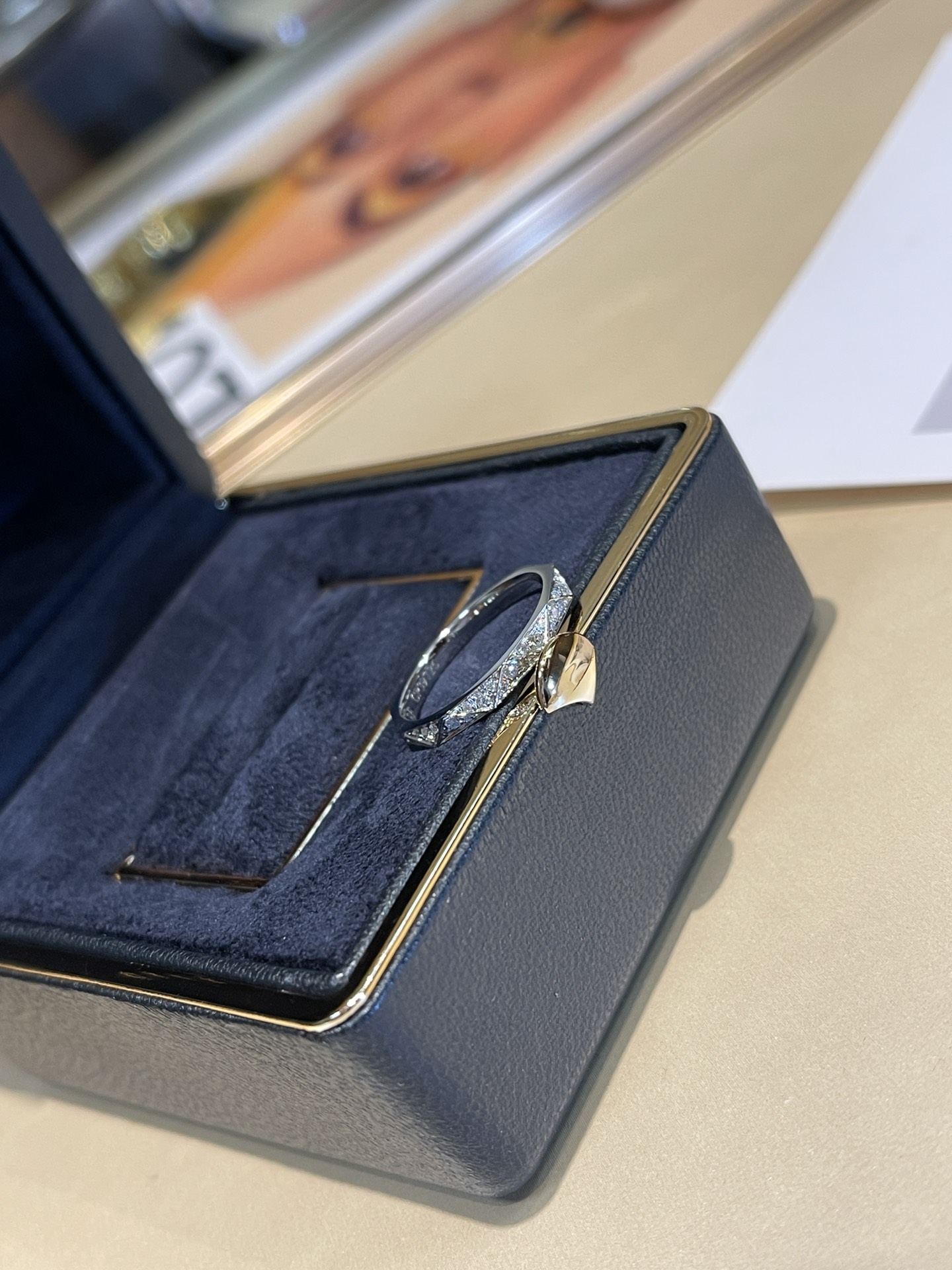 GRAFF Кольцо из белого золота и бриллиантов GRAFF Кольцо из белого золота и бриллиантов