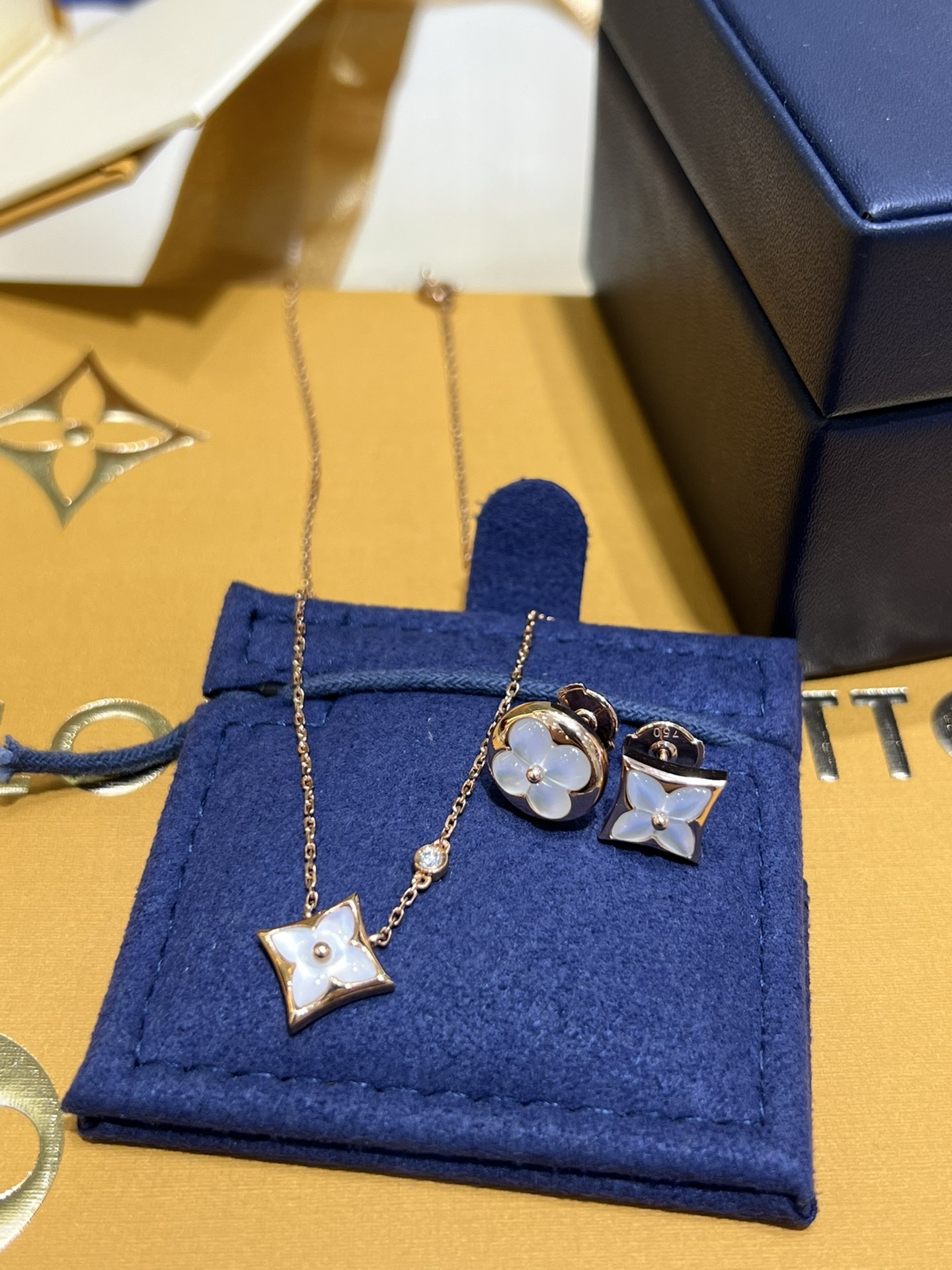 LOUIS VUITTON Колье Fritillaria розовое золото LOUIS VUITTON Колье Fritillaria розовое золото