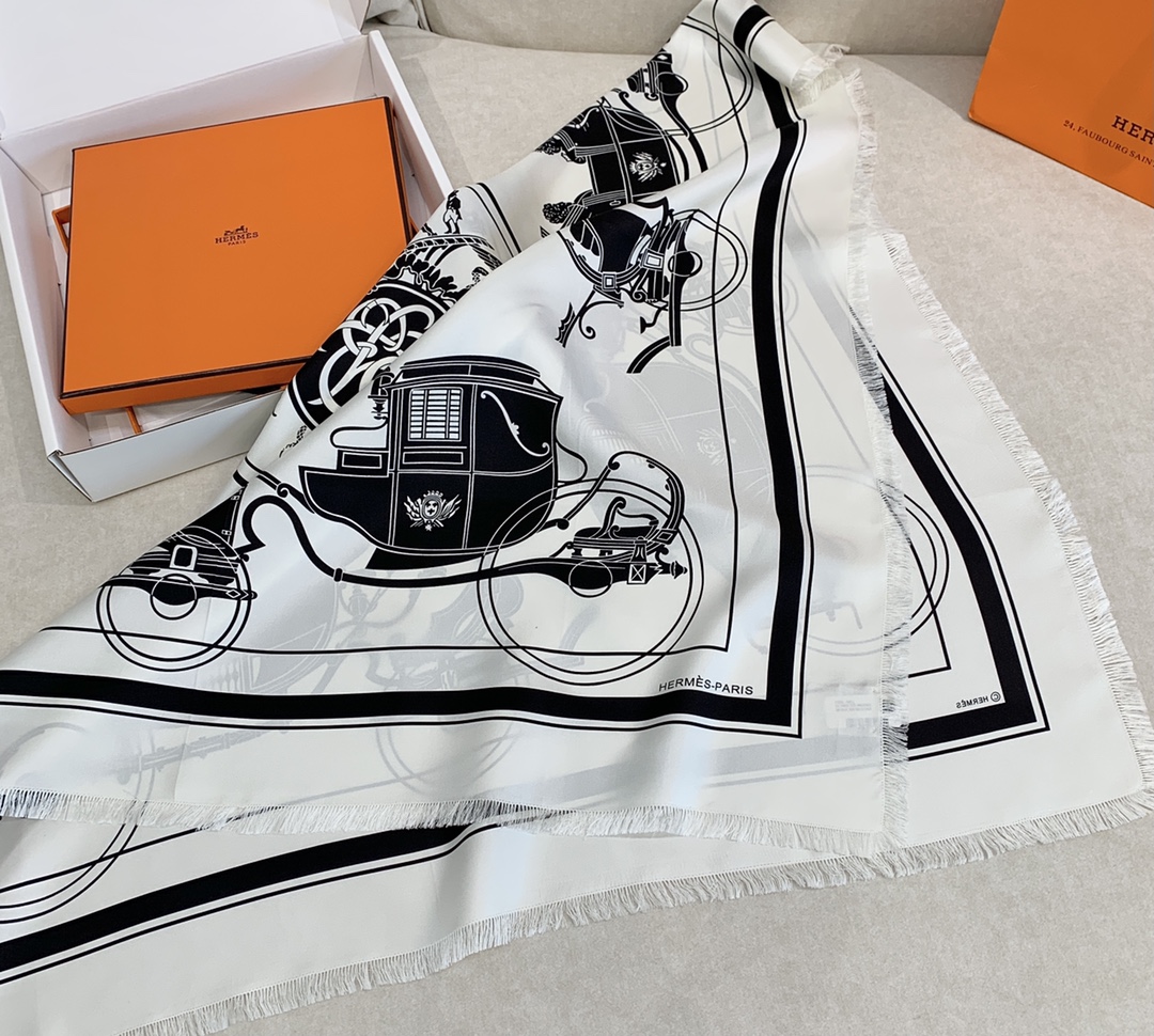 HERMES Женский платок из шелка HERMES Женский платок из шелка