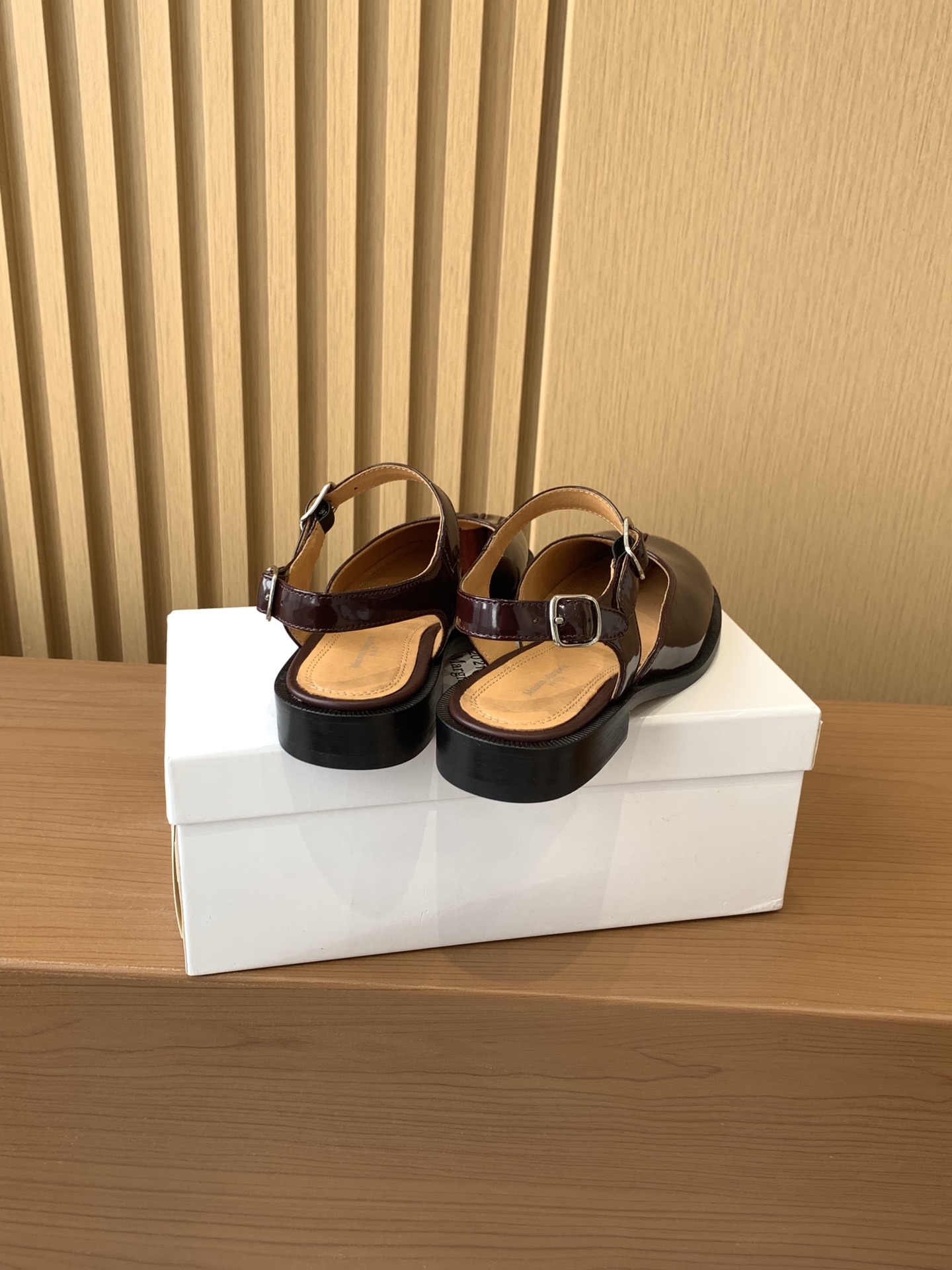 MAISON MARGIELA Женские Tabi в стиле Mary Jane MAISON MARGIELA Женские Tabi в стиле Mary Jane