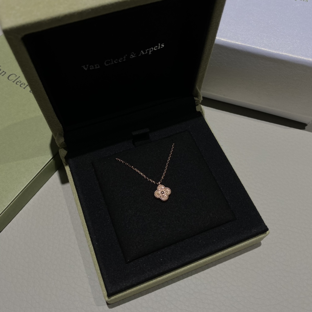 Van Cleef & Arpels Колье Sweet Alhambra розовое золото Van Cleef & Arpels Колье Sweet Alhambra розовое золото