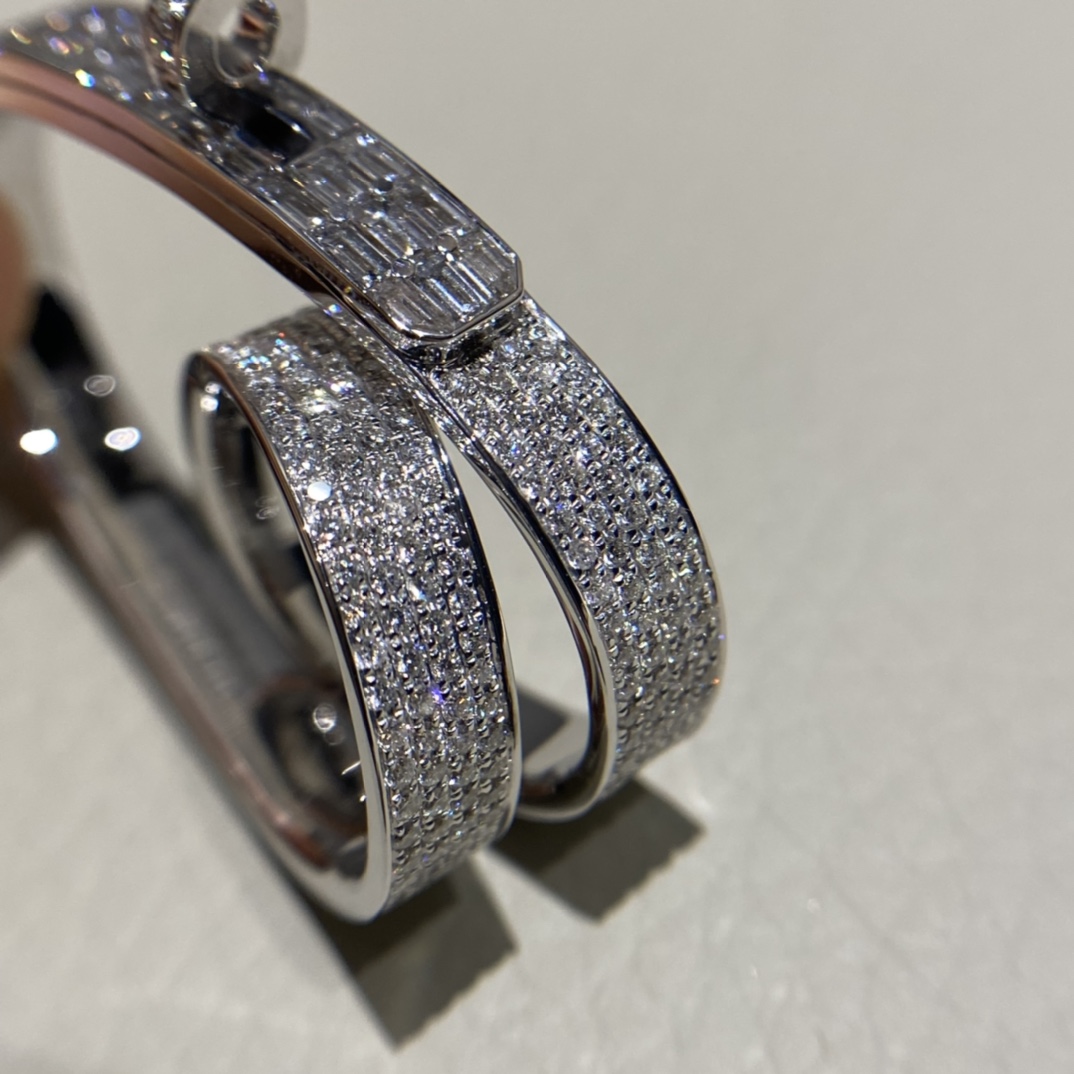 HERMES Женское кольцо из белого золота и бриллиантов HERMES Женское кольцо из белого золота и бриллиантов