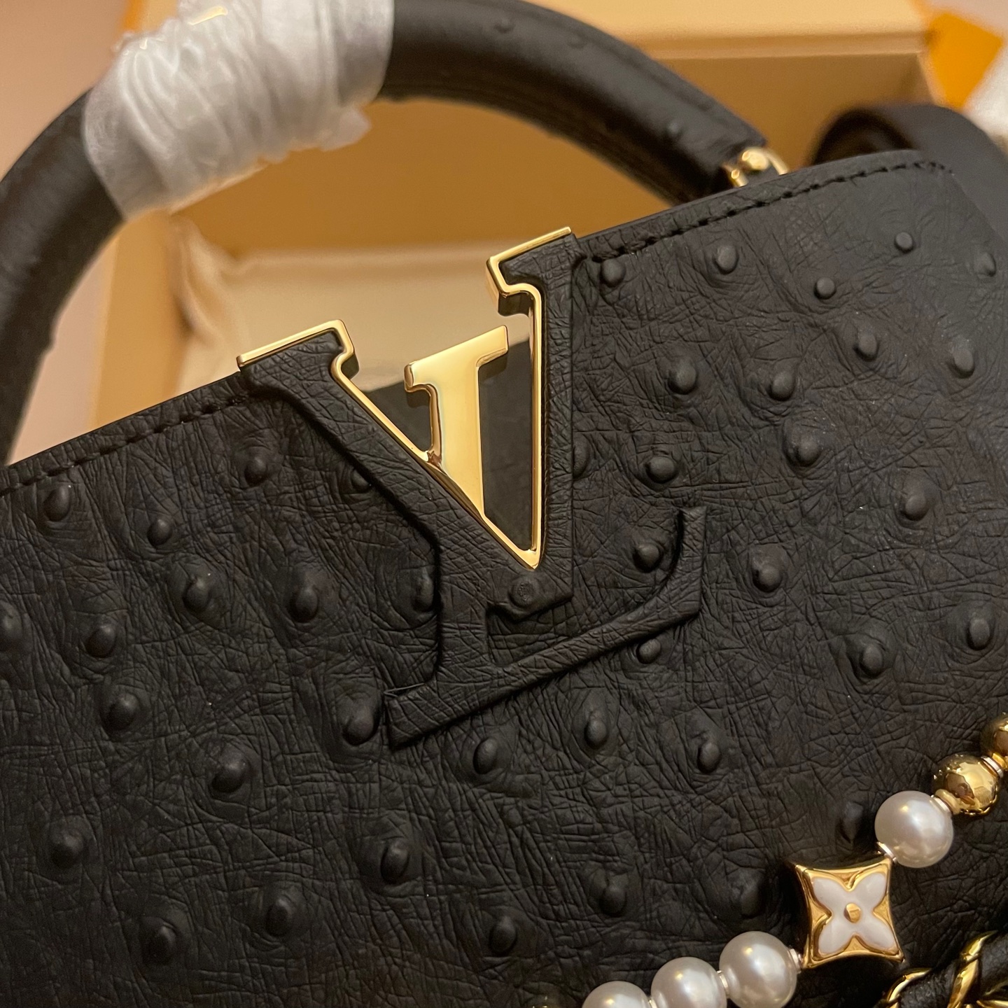 LOUIS VUITTON Женская сумка Capucines из кожи страуса LOUIS VUITTON Женская сумка Capucines из кожи страуса