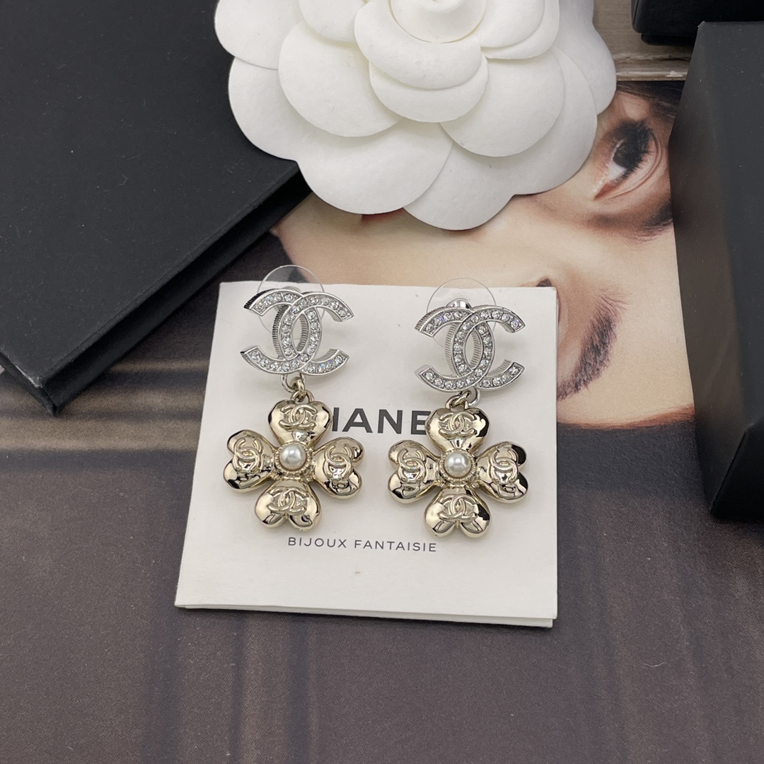 CHANEL Женские серьги с четырёхлистным клевером CHANEL Женские серьги с четырёхлистным клевером