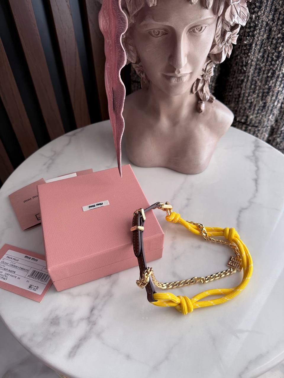 MIU MIU Женский брелок на сумку с двухцветным шнурком MIU MIU Женский брелок на сумку с двухцветным шнурком