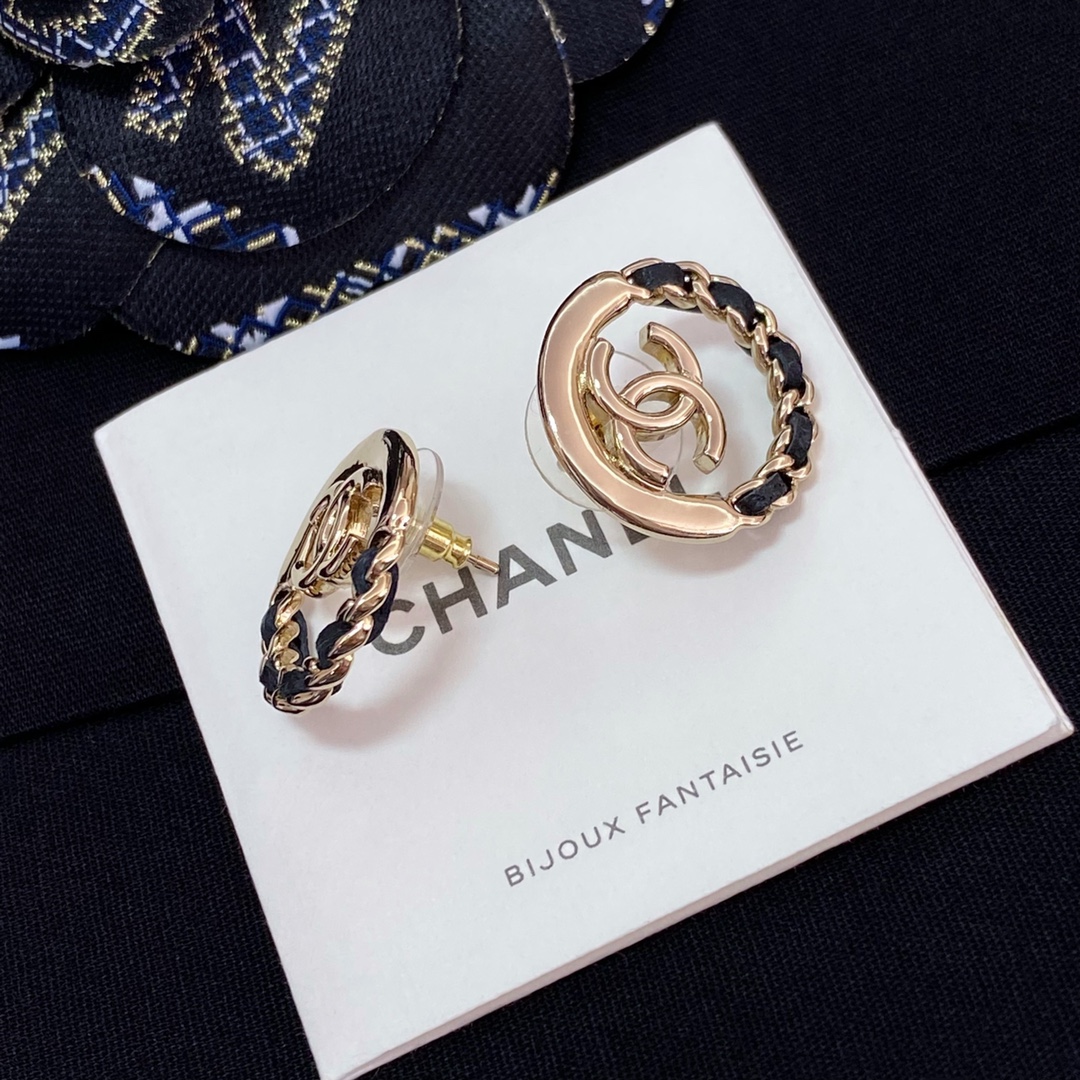 CHANEL Женские круглые серьги с кожаной лентой CHANEL Женские круглые серьги с кожаной лентой