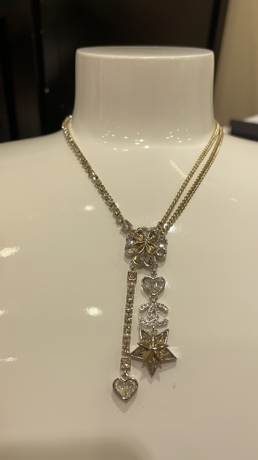 CHANEL Женское колье из латуни CHANEL Женское колье из латуни