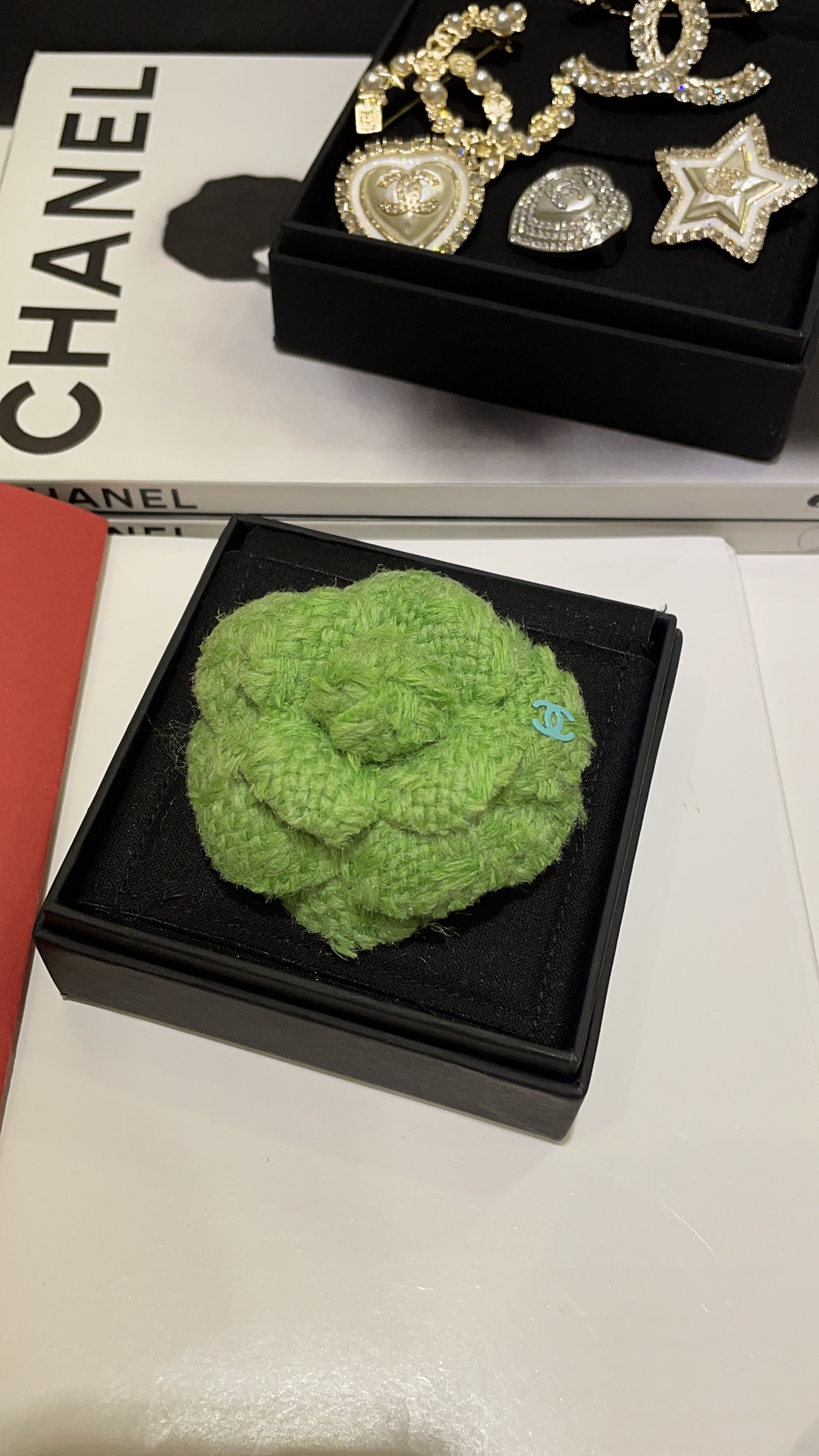 CHANEL Женская брошь Камелия CHANEL Женская брошь Камелия