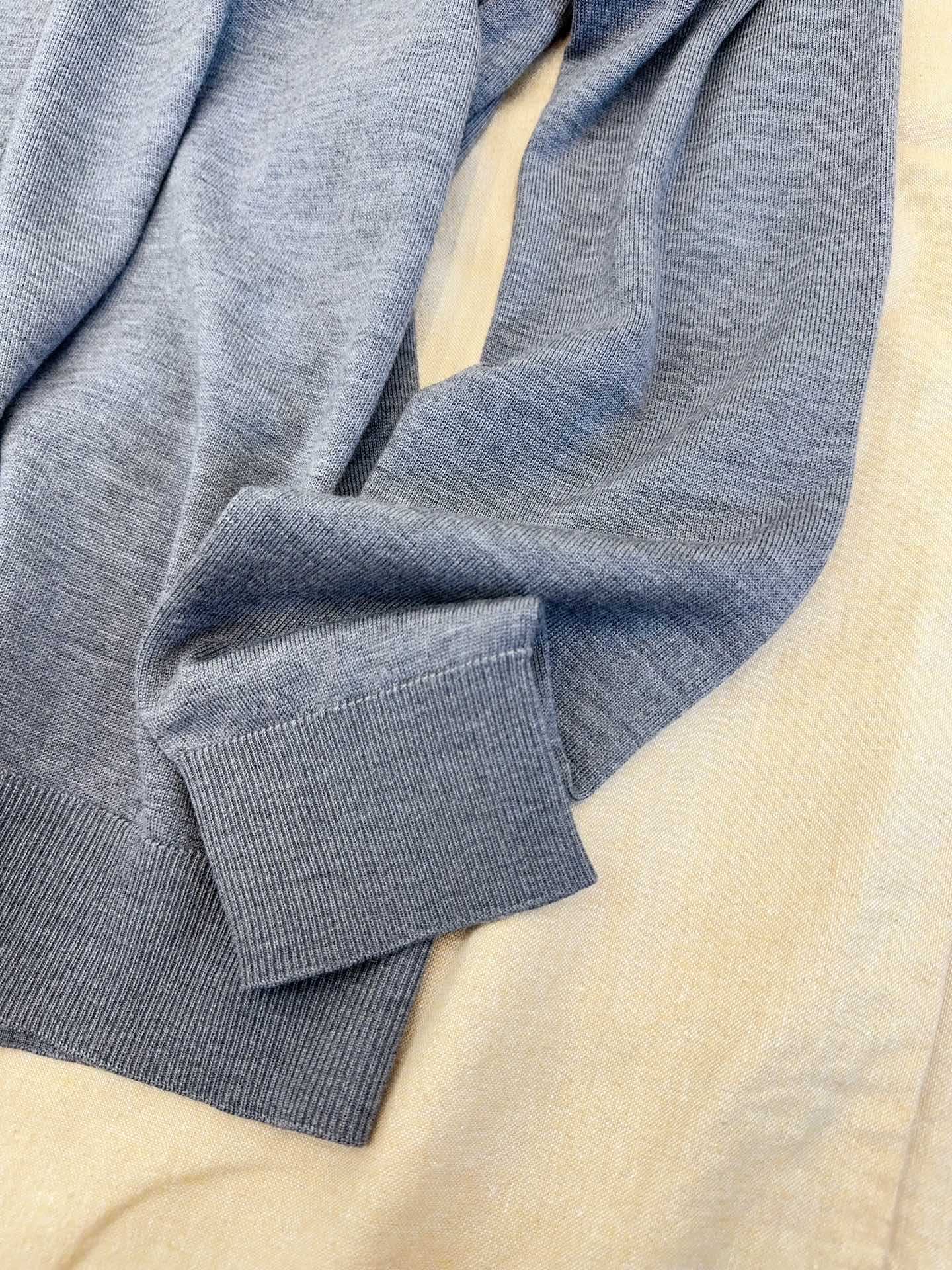 GUCCI Женский шерстяной пуловер GUCCI Женский шерстяной пуловер