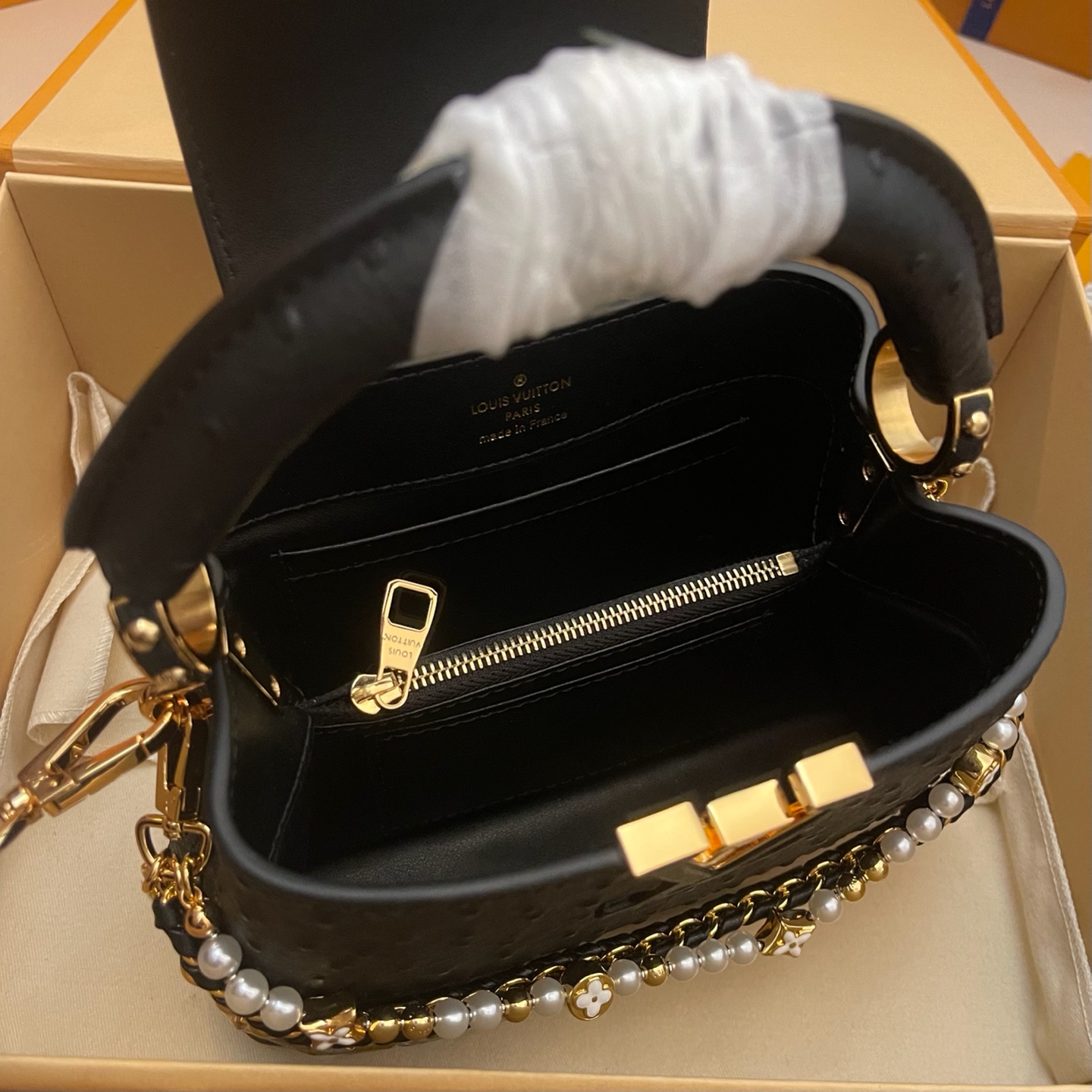 LOUIS VUITTON Женская сумка Capucines из кожи страуса LOUIS VUITTON Женская сумка Capucines из кожи страуса