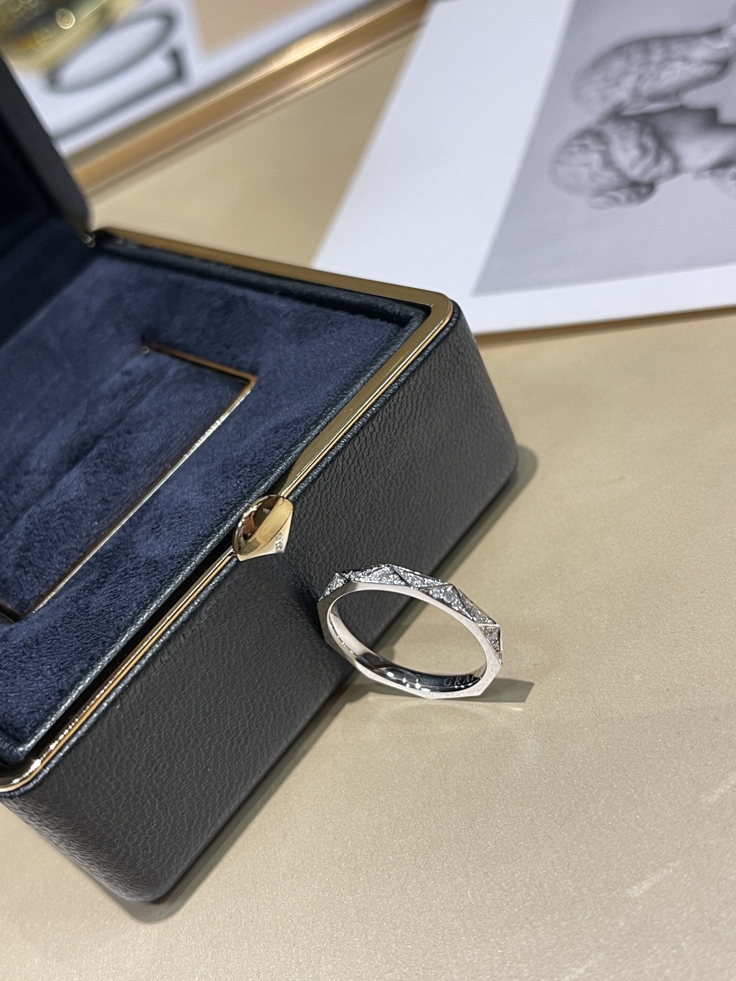 GRAFF Кольцо из белого золота и бриллиантов GRAFF Кольцо из белого золота и бриллиантов