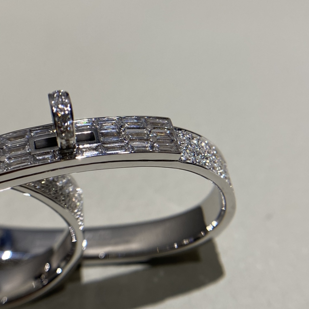 HERMES Женское кольцо из белого золота и бриллиантов HERMES Женское кольцо из белого золота и бриллиантов