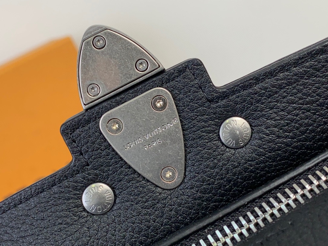 LOUIS VUITTON Мужская сумка M11615 Soul Trunk East West LOUIS VUITTON Мужская сумка M11615 Soul Trunk East West