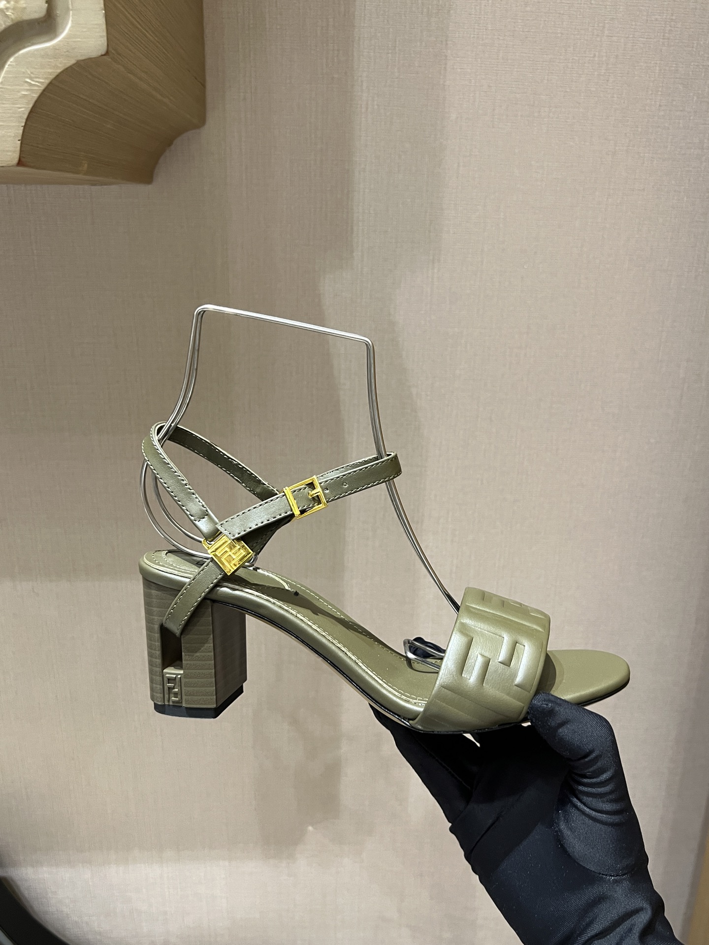 FENDI Женские босоножки Delfina FENDI Женские босоножки Delfina