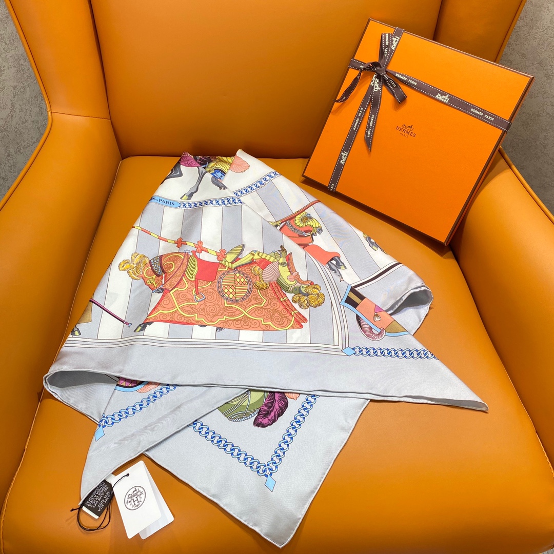 HERMES Платок из шёлка HERMES Платок из шёлка