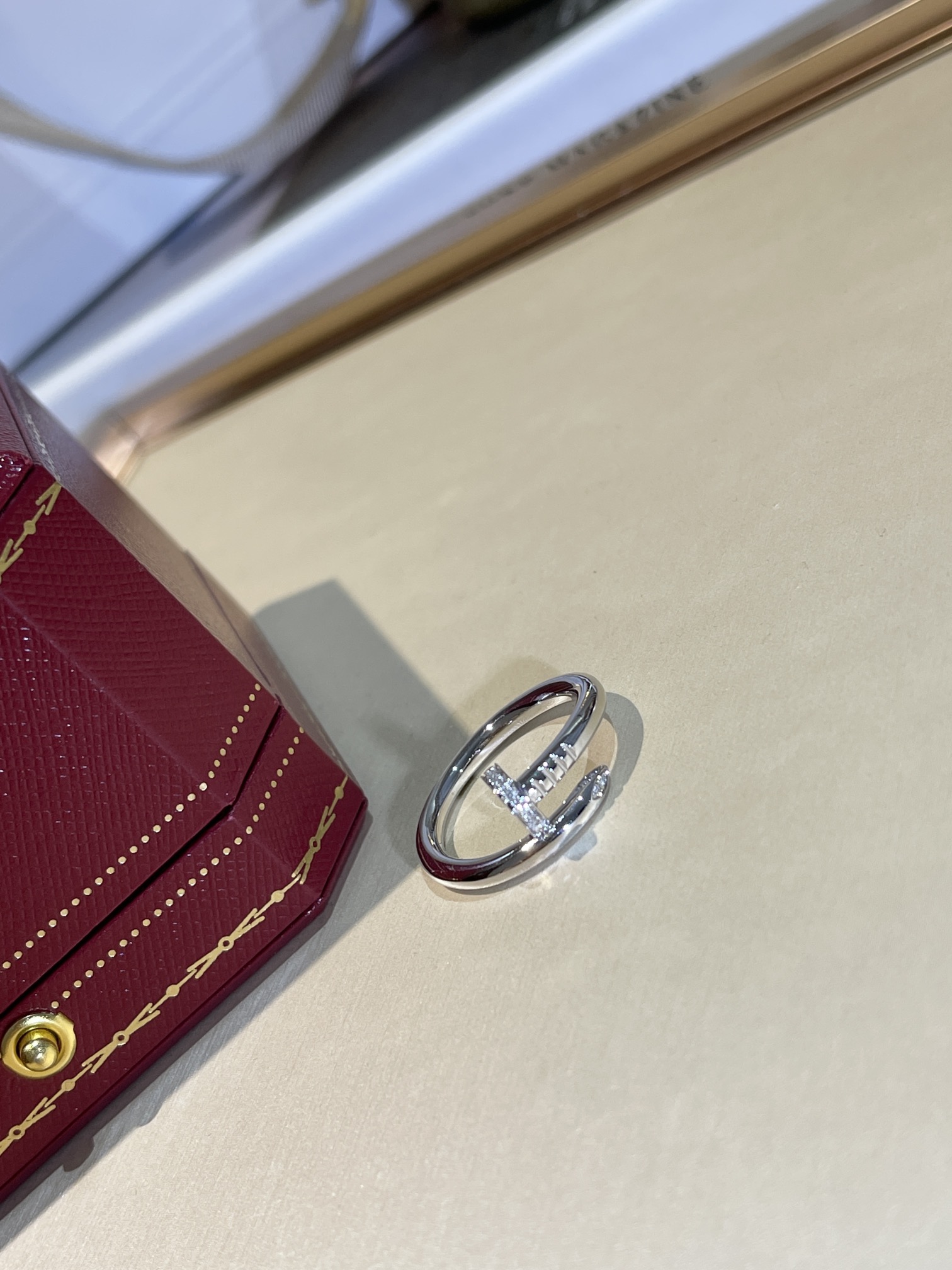 CARTIER Кольцо Juste un Clou белое золото и бриллианты CARTIER Кольцо Juste un Clou белое золото и бриллианты