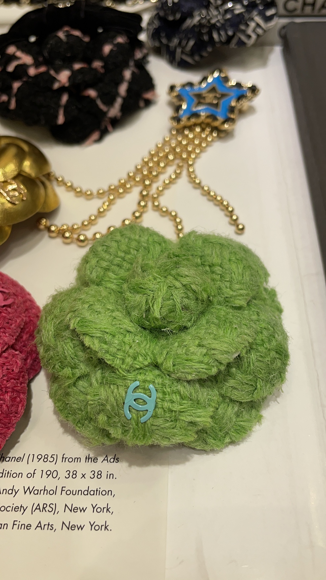 CHANEL Женская брошь Камелия CHANEL Женская брошь Камелия