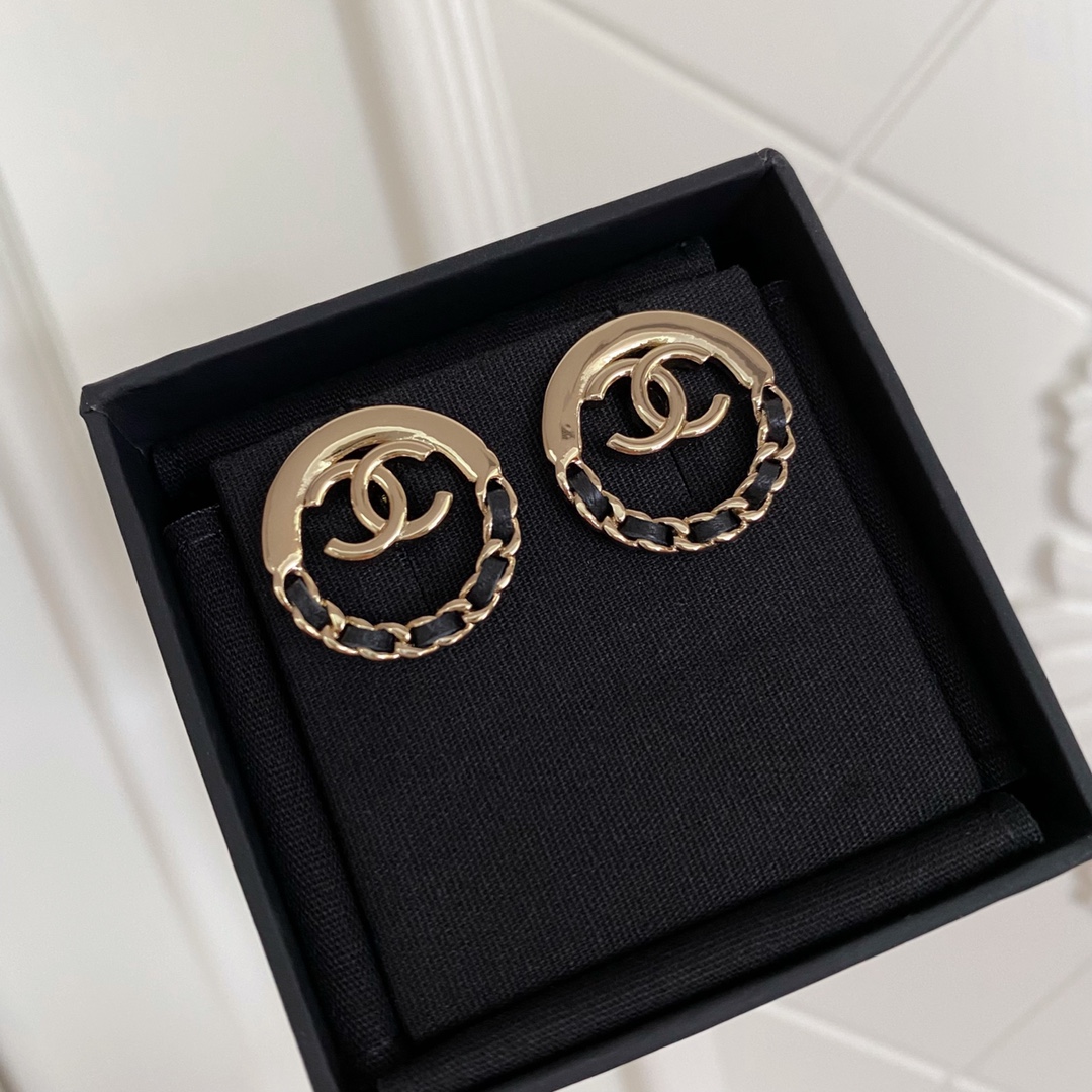 CHANEL Женские круглые серьги с кожаной лентой CHANEL Женские круглые серьги с кожаной лентой