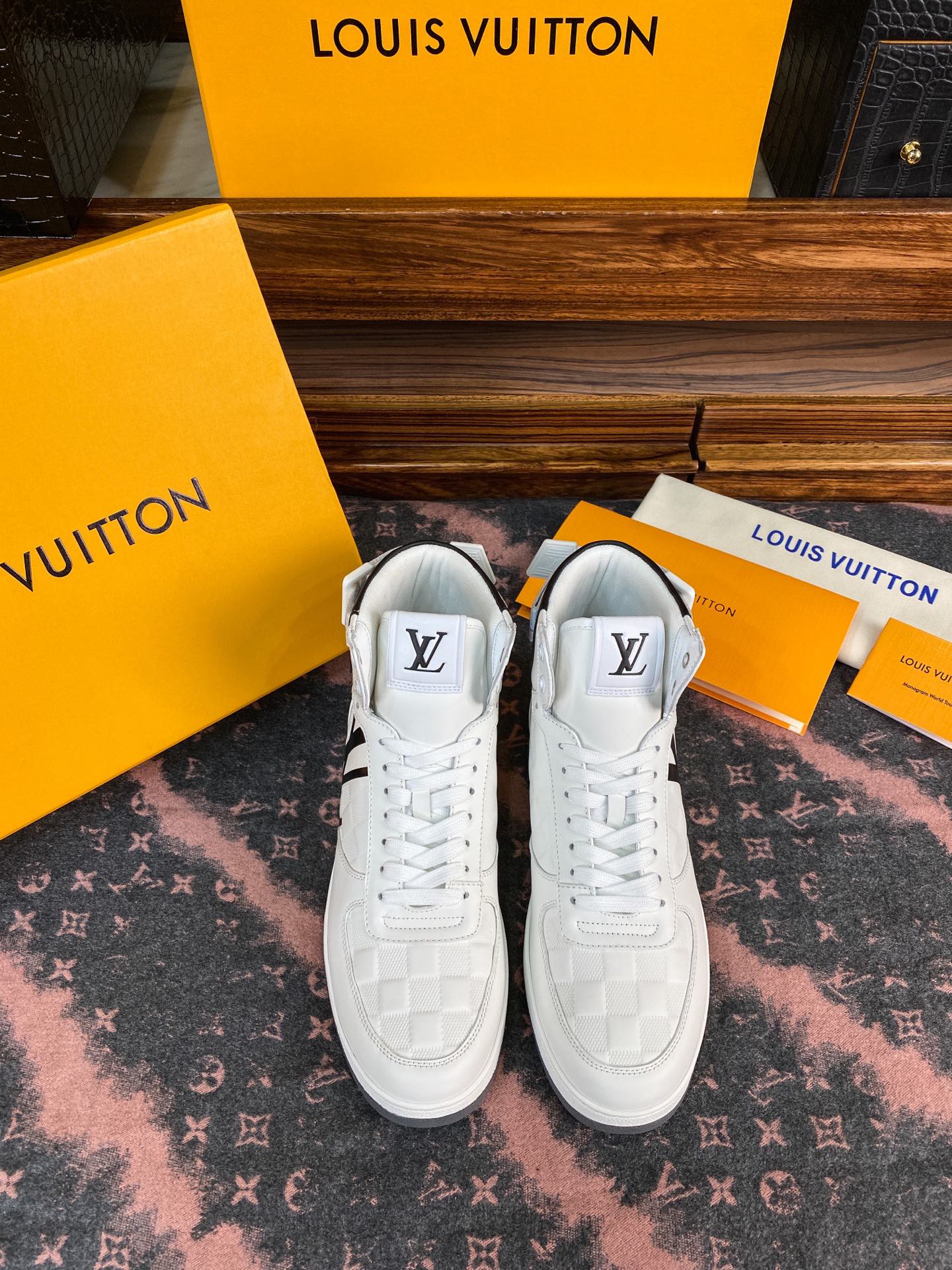 LOUIS VUITTON Женские кроссовки LOUIS VUITTON Женские кроссовки