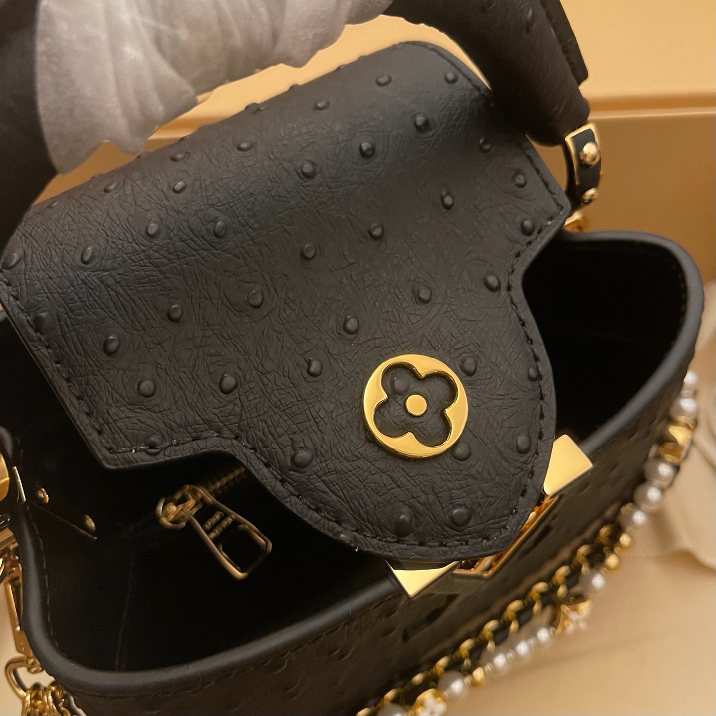 LOUIS VUITTON Женская сумка Capucines из кожи страуса LOUIS VUITTON Женская сумка Capucines из кожи страуса