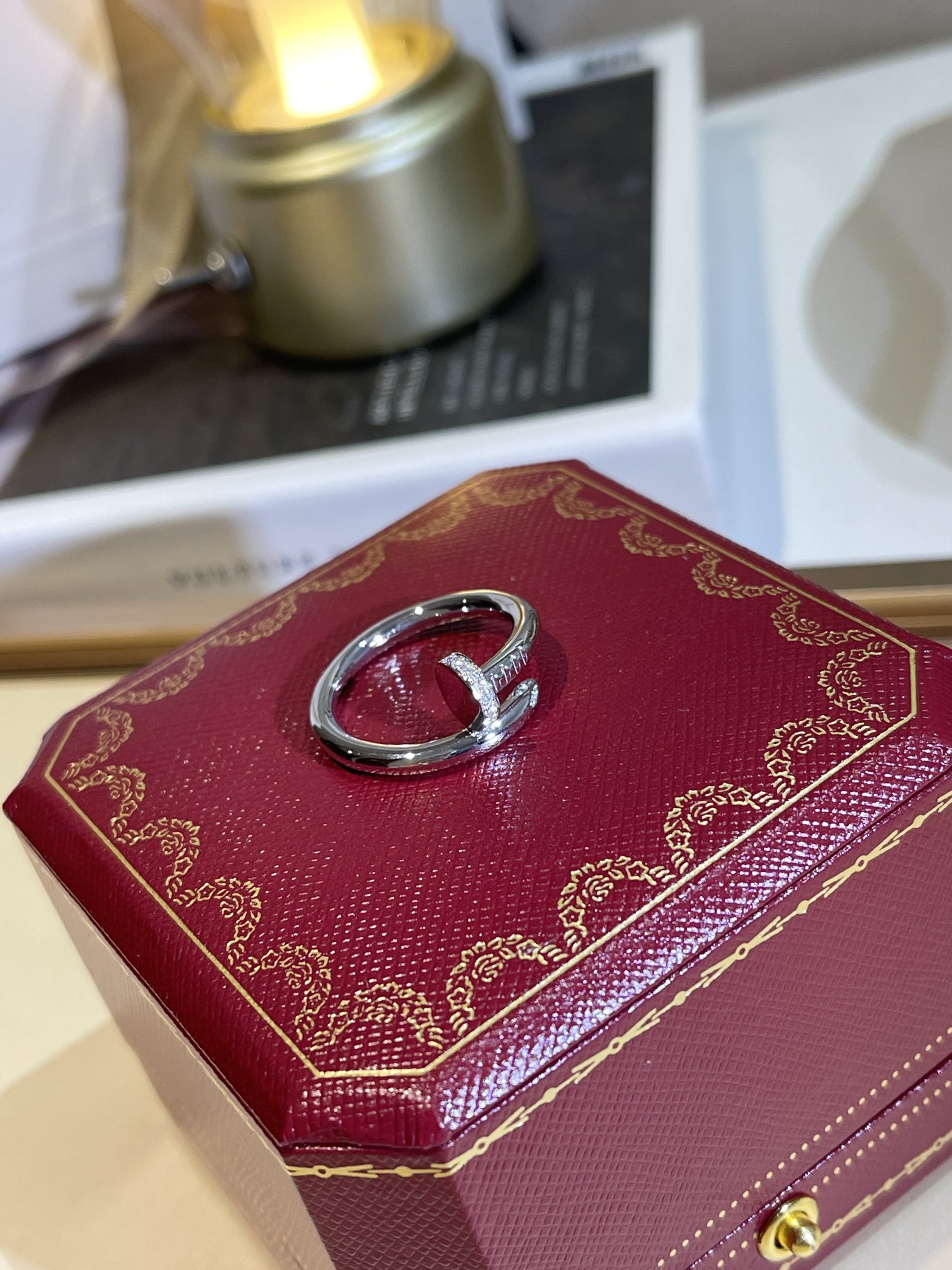 CARTIER Кольцо Juste un Clou белое золото и бриллианты CARTIER Кольцо Juste un Clou белое золото и бриллианты