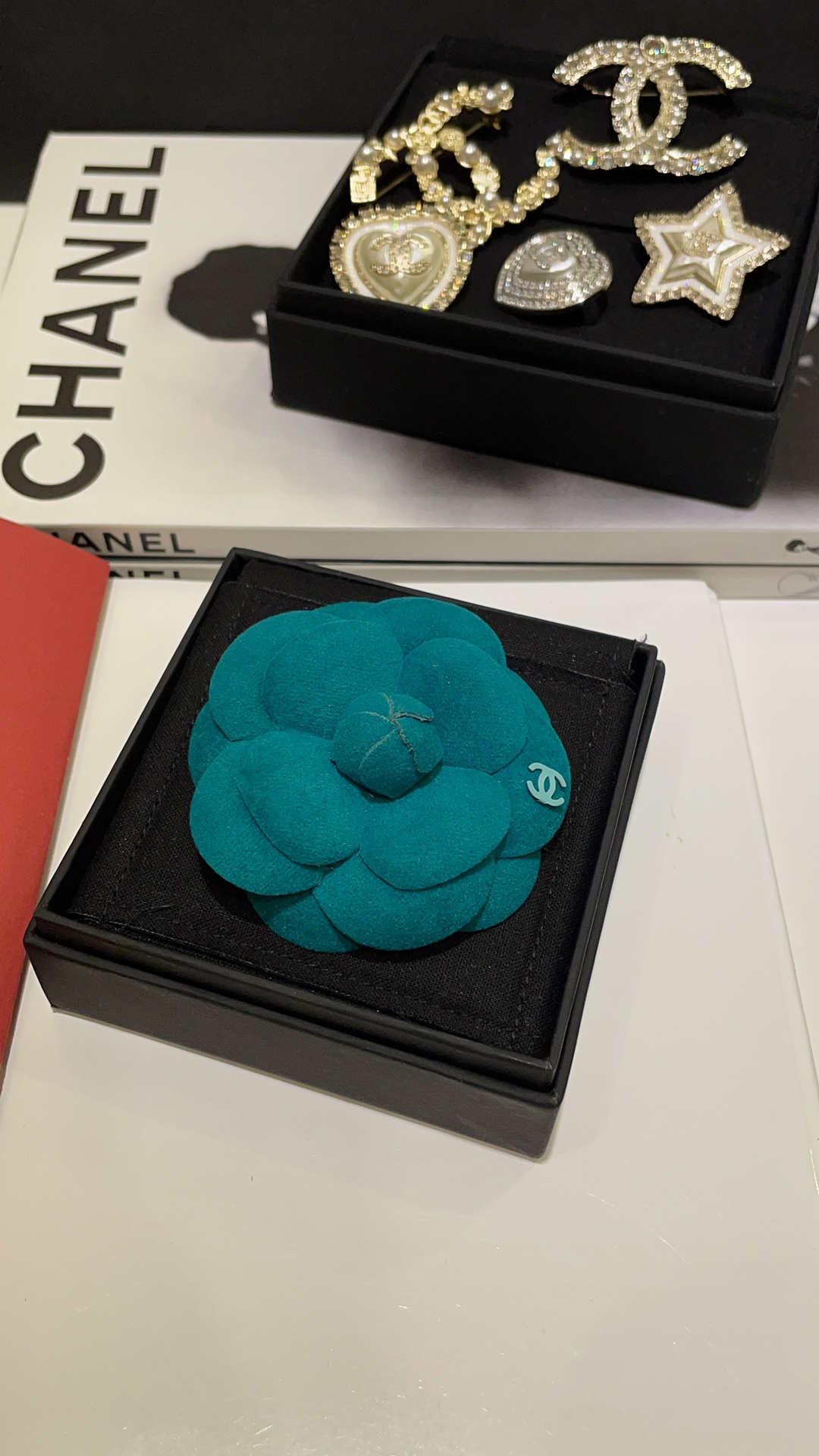 CHANEL Женская брошь Камелия CHANEL Женская брошь Камелия