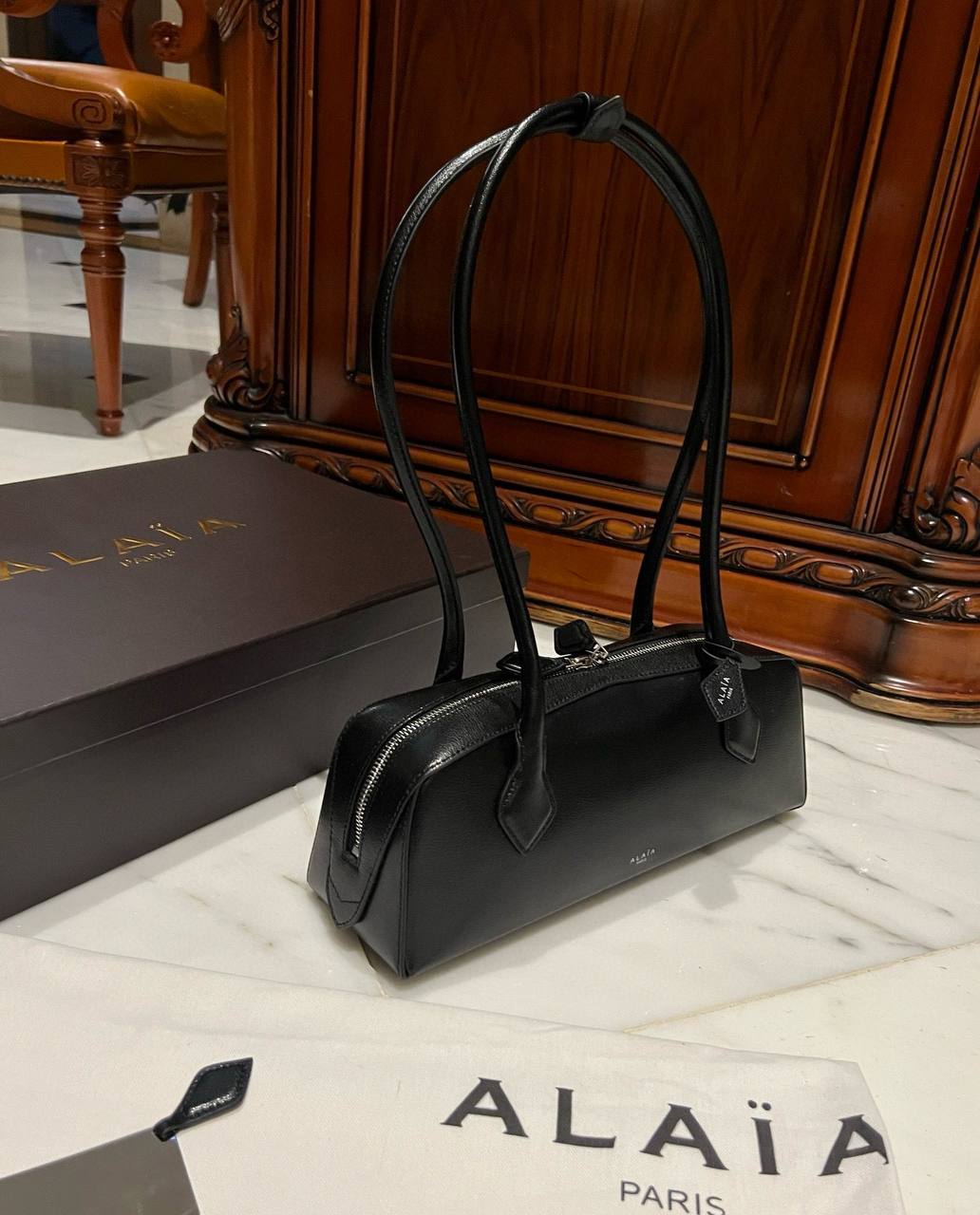 ALAIA Женская сумка Le Teckel Dachshund черная ALAIA Женская сумка Le Teckel Dachshund черная