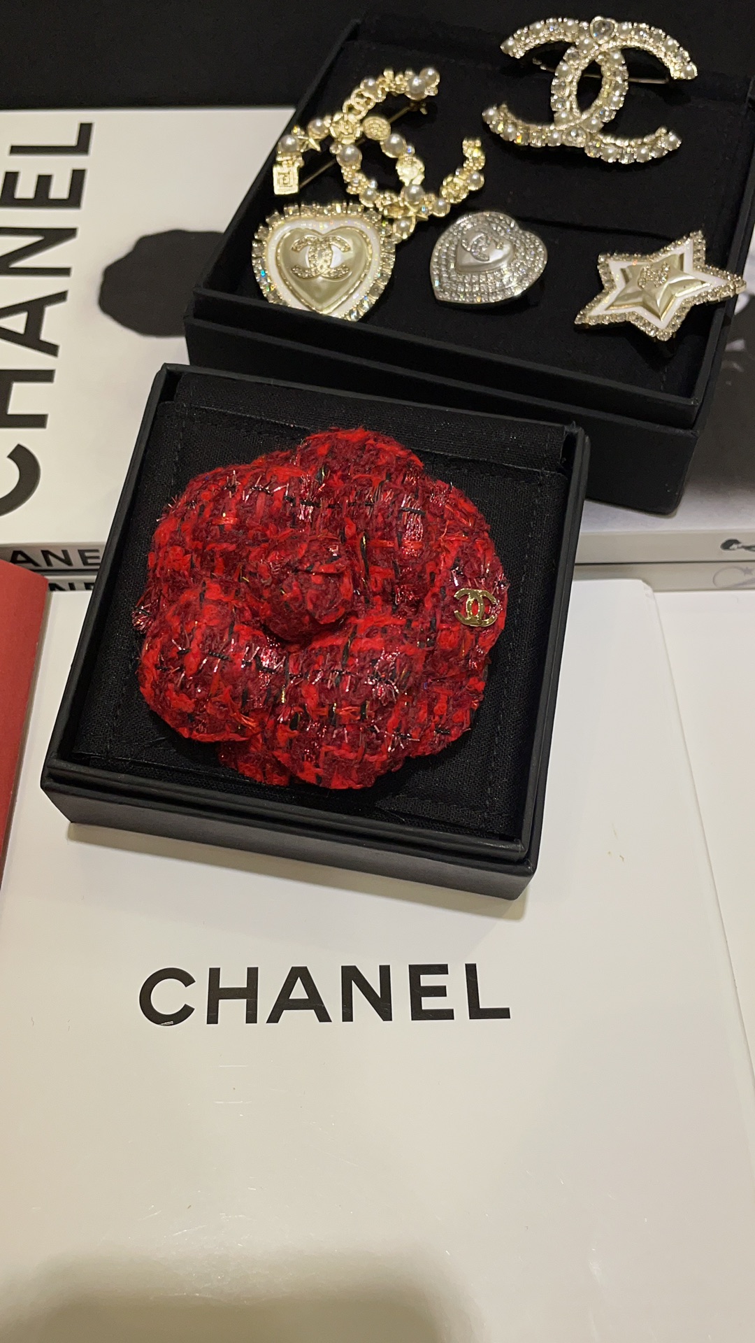 CHANEL Женская брошь Камелия CHANEL Женская брошь Камелия