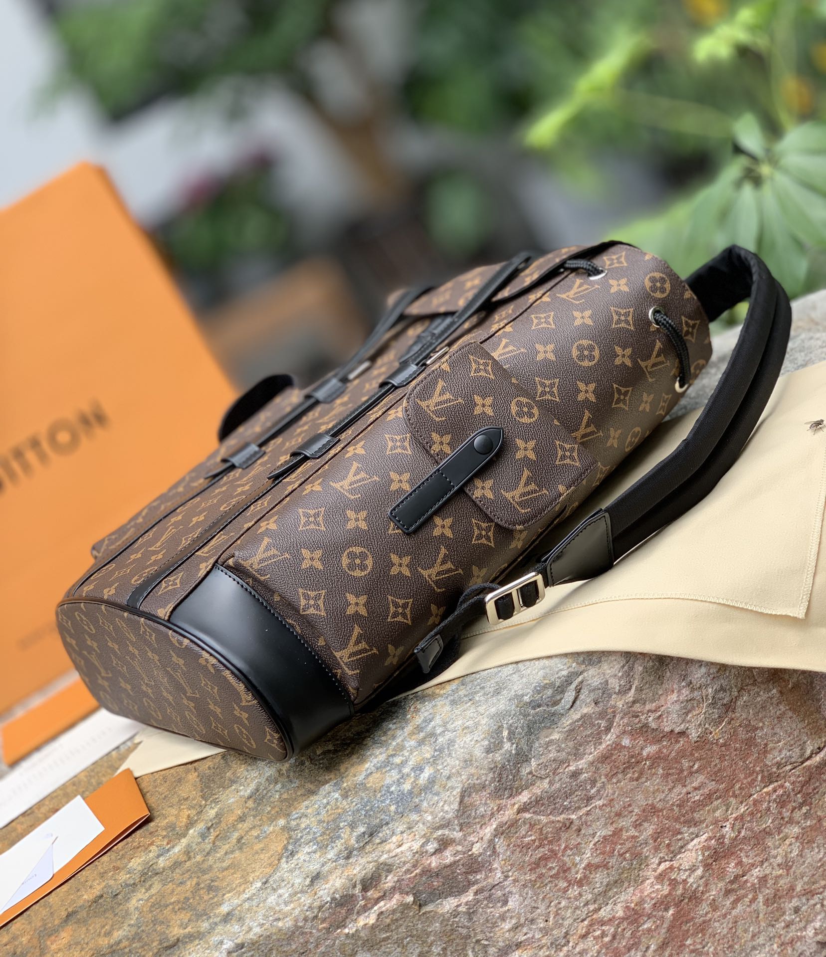 LOUIS VUITTON Мужской рюкзак Christopher MM с ремешками LOUIS VUITTON Мужской рюкзак Christopher MM с ремешками