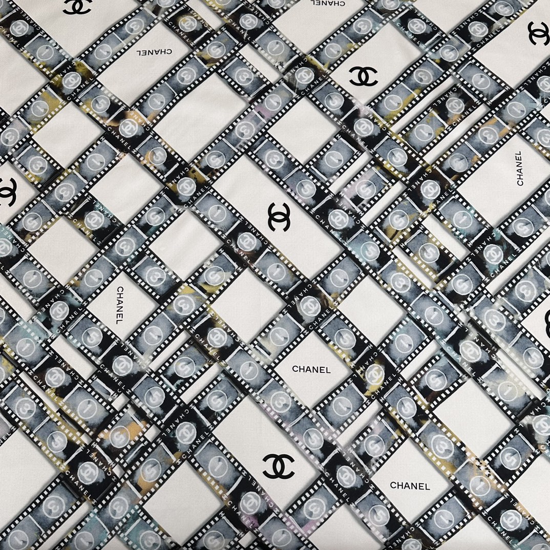 CHANEL Женский платок из шелка пудрового цвета CHANEL Женский платок из шелка пудрового цвета