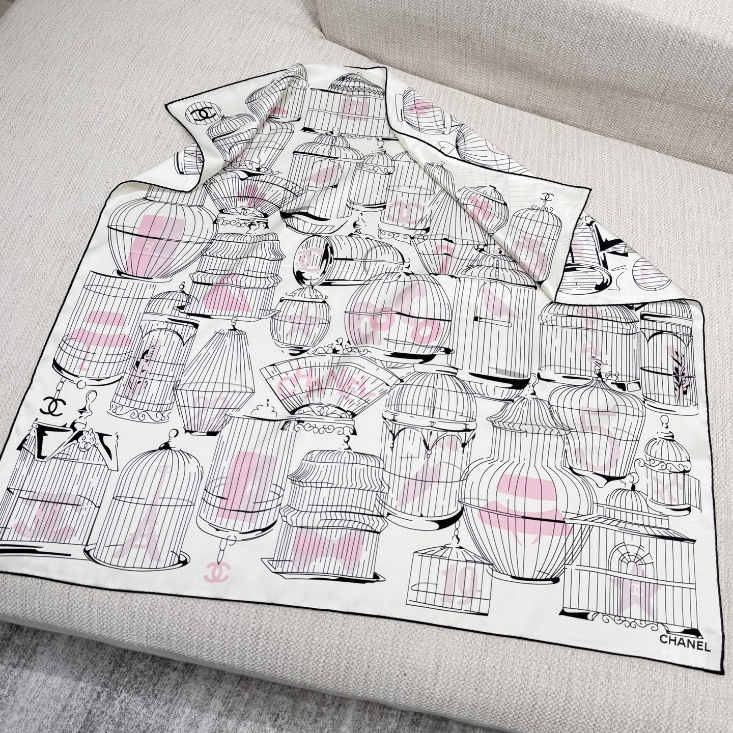 CHANEL Женский платок из шелка CHANEL Женский платок из шелка