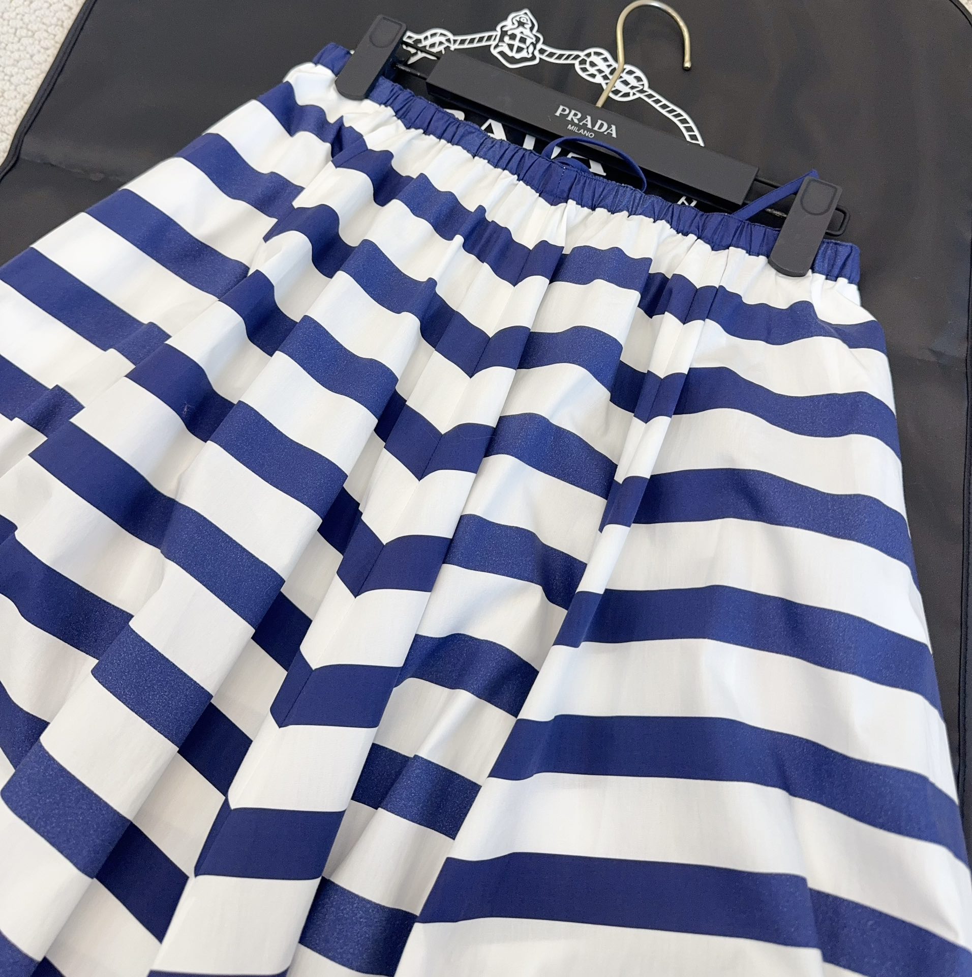 PRADA Женская юбка в сине-белую полоску PRADA Женская юбка в сине-белую полоску