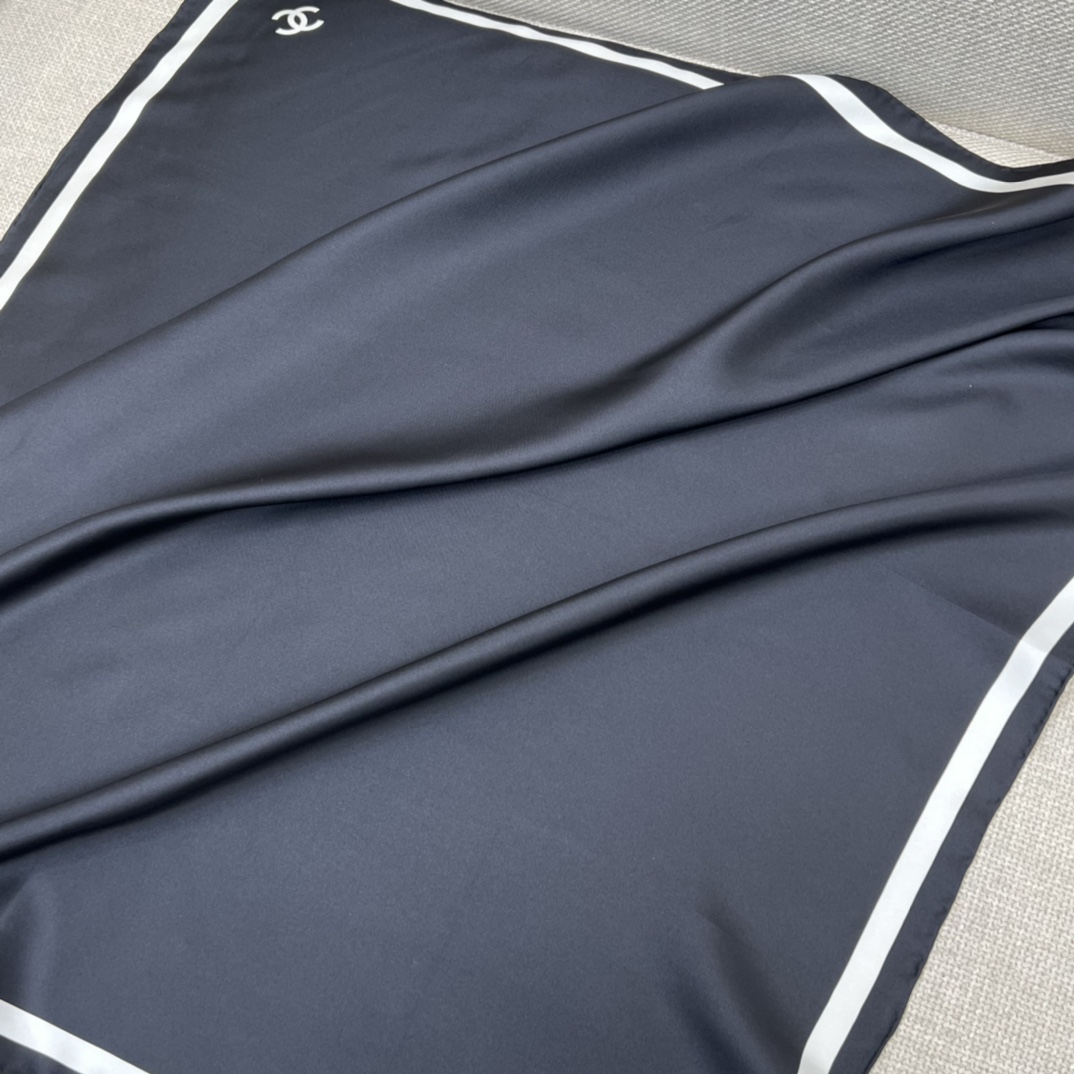 CHANEL Женский платок из шелка CHANEL Женский платок из шелка