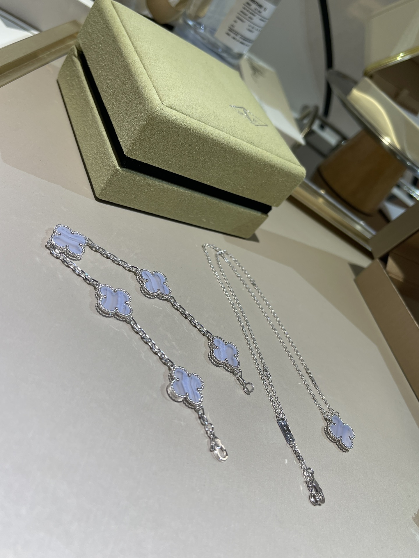 Van Cleef & Arpels Браслет Alhambra белое золото и халцедон Van Cleef & Arpels Браслет Alhambra белое золото и халцедон